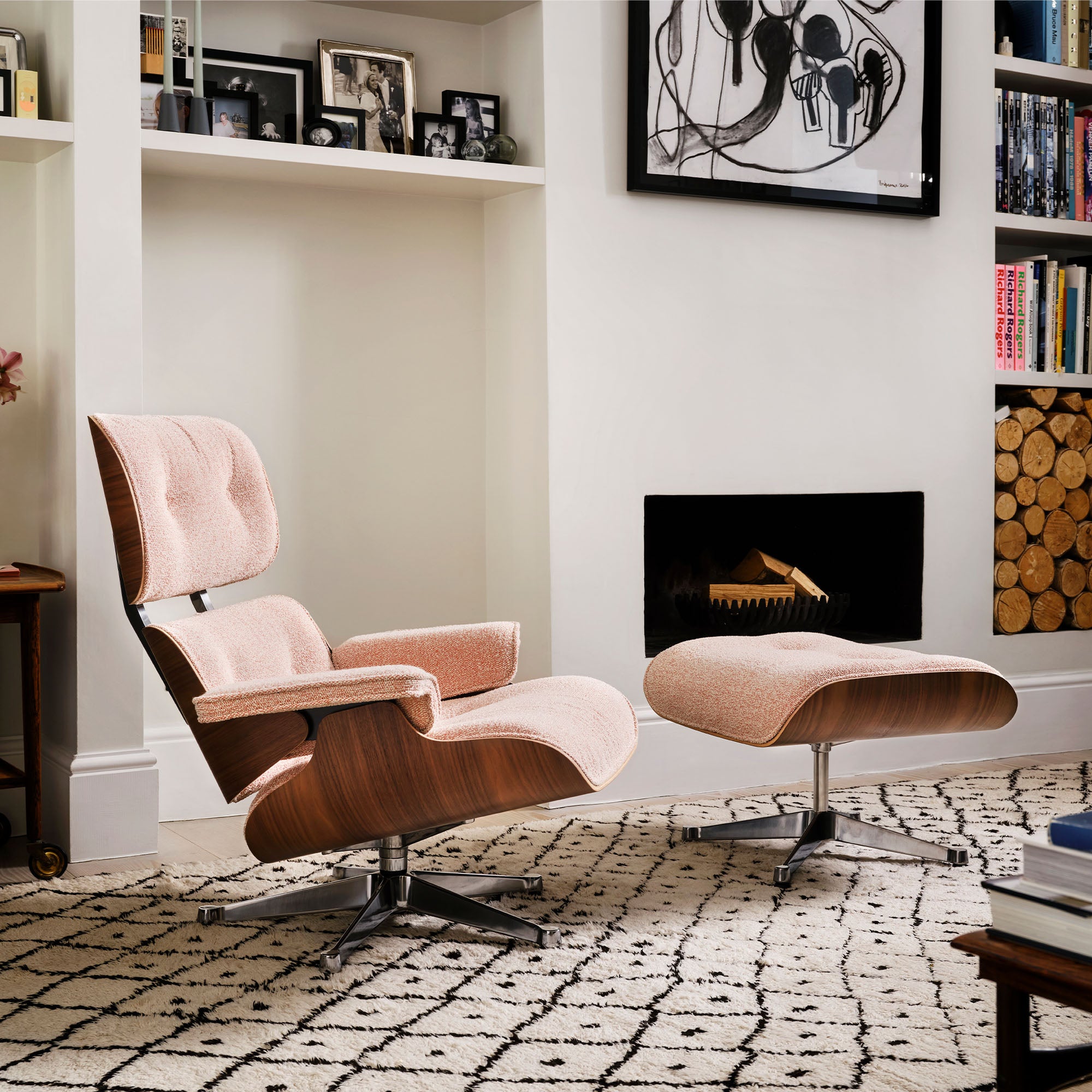 Eames Lounge Chair cu Otoman, lemn de nuc și bază satinată