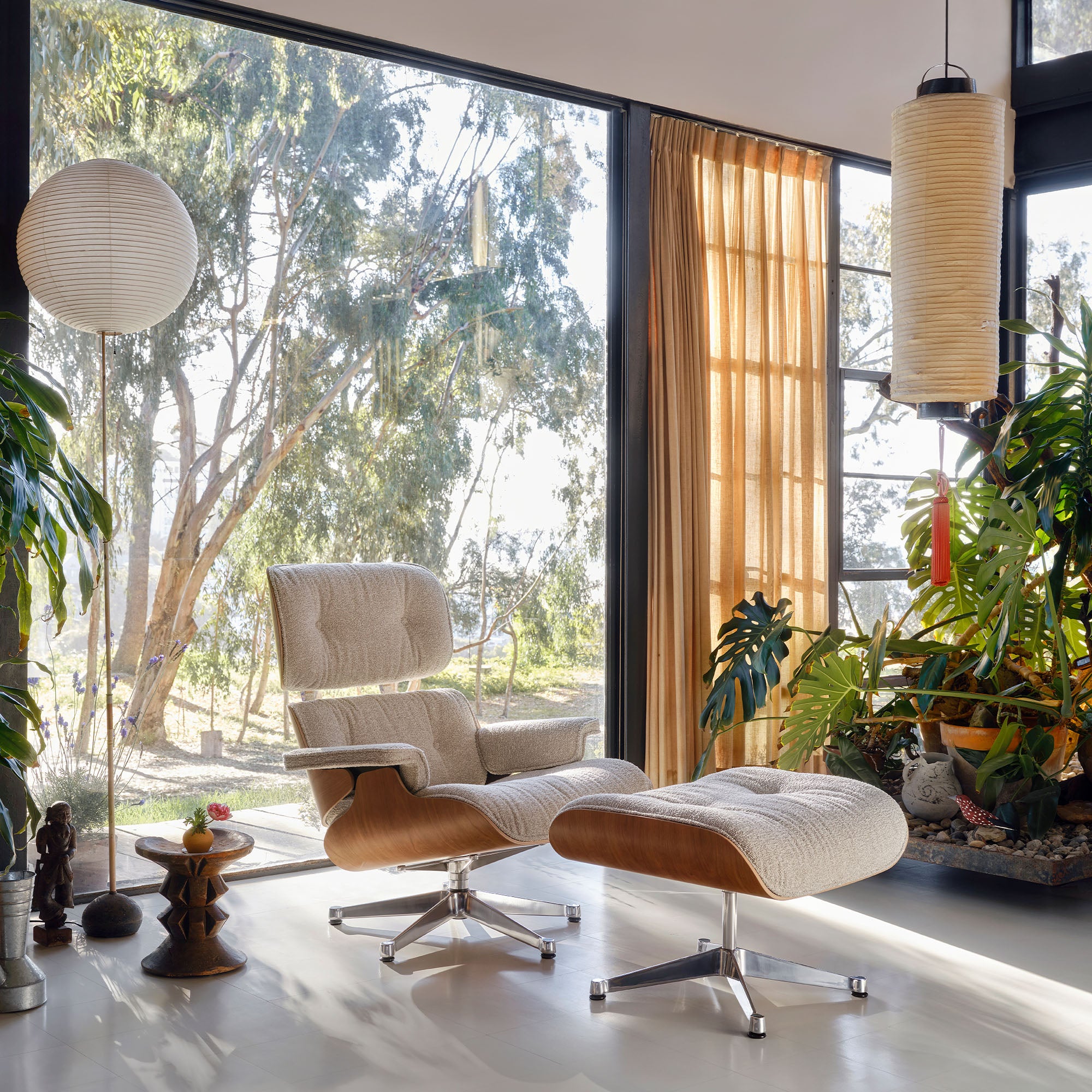 Eames Lounge Chair cu Otoman, lemn de cireș și bază satinată