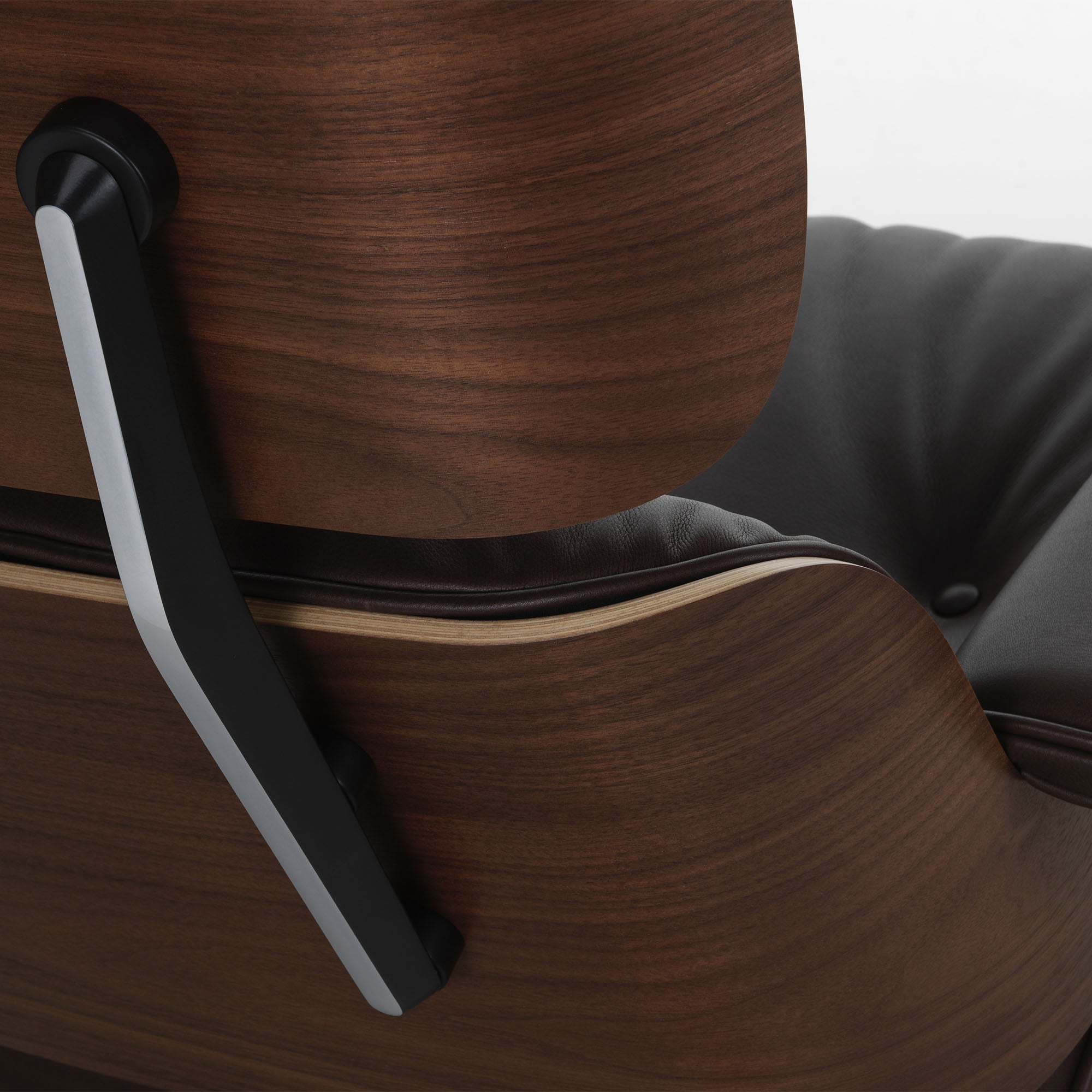 Eames Lounge Chair cu Otoman, lemn de nuc băițuit și bază satinată cu laterale negre