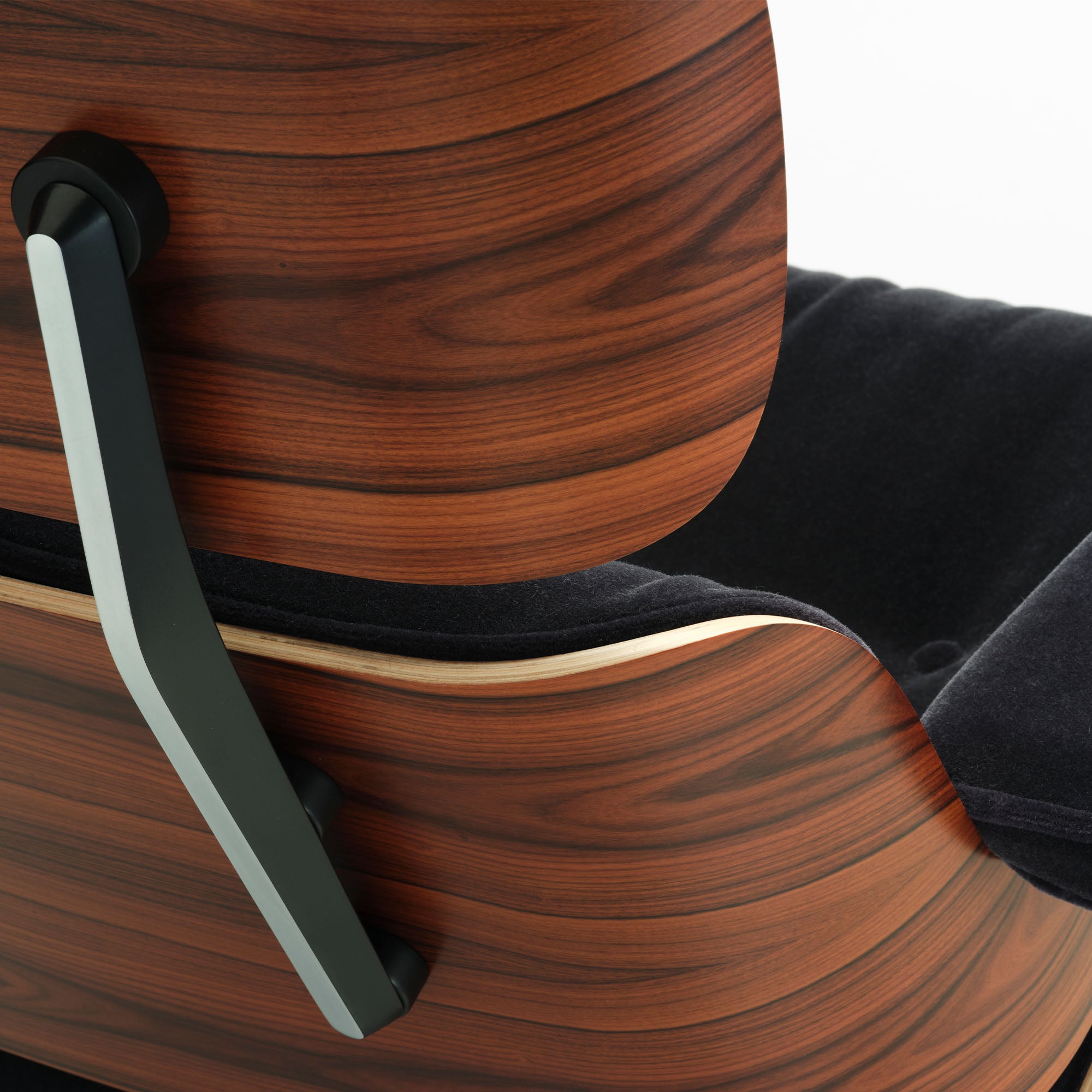 Eames Lounge Chair cu Otoman, lemn din palisandru și bază satinată cu laterale negre