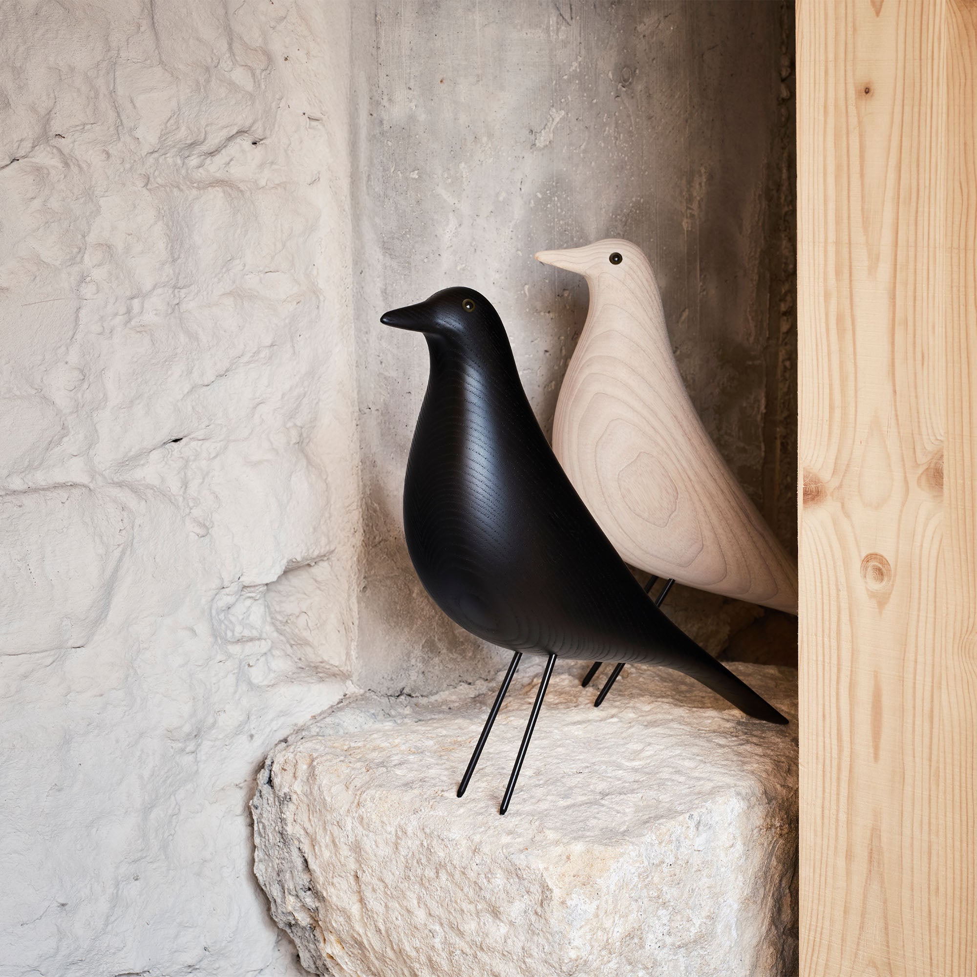 Eames House Bird, o figurină din lemn de anin, reprezentativă