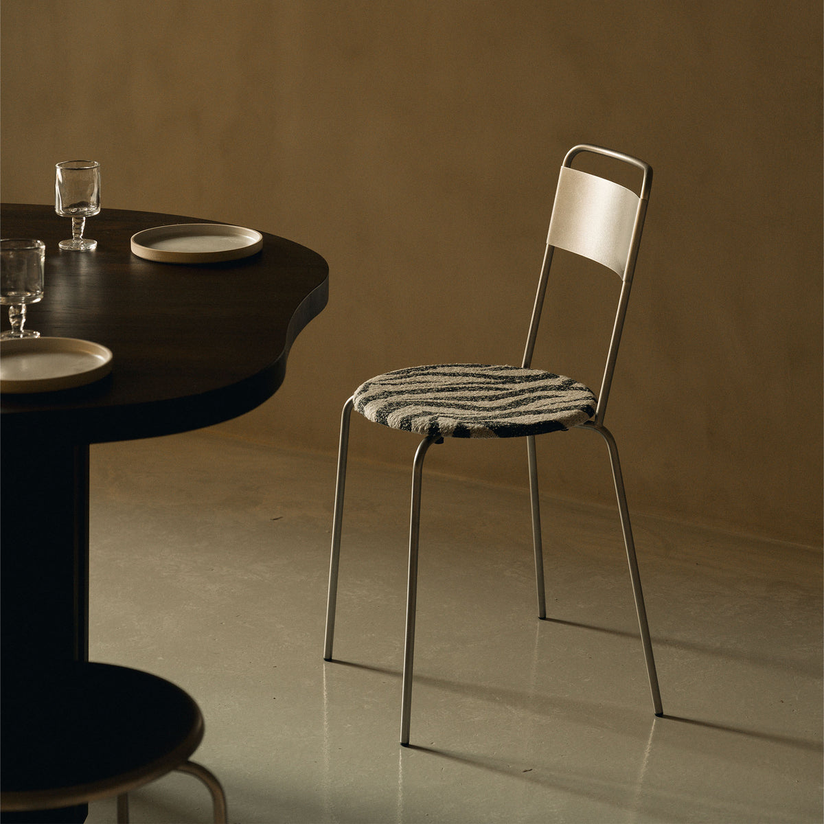 Petit Rond Chair Zebra, scaun din metal