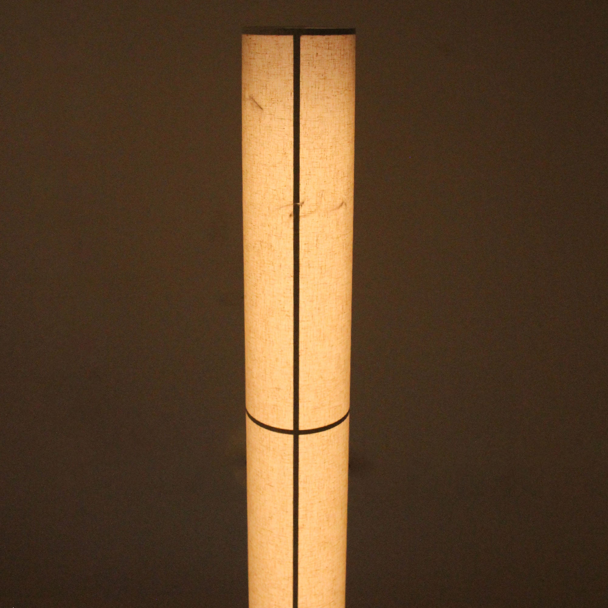 Hashira Linear Pendant Lamp, lampă suspendată produs expus în showroom
