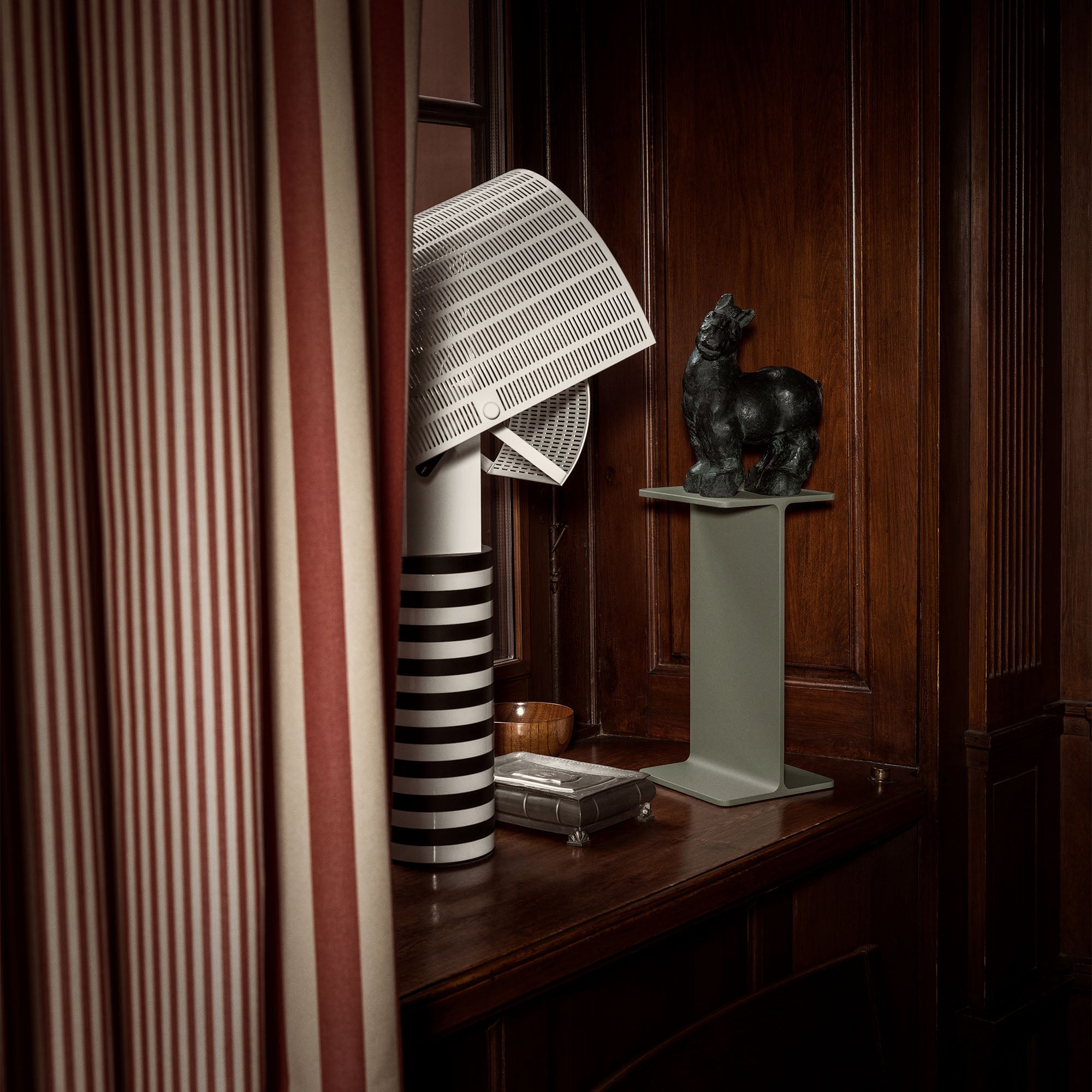 String Museum Pedestal, piedestal