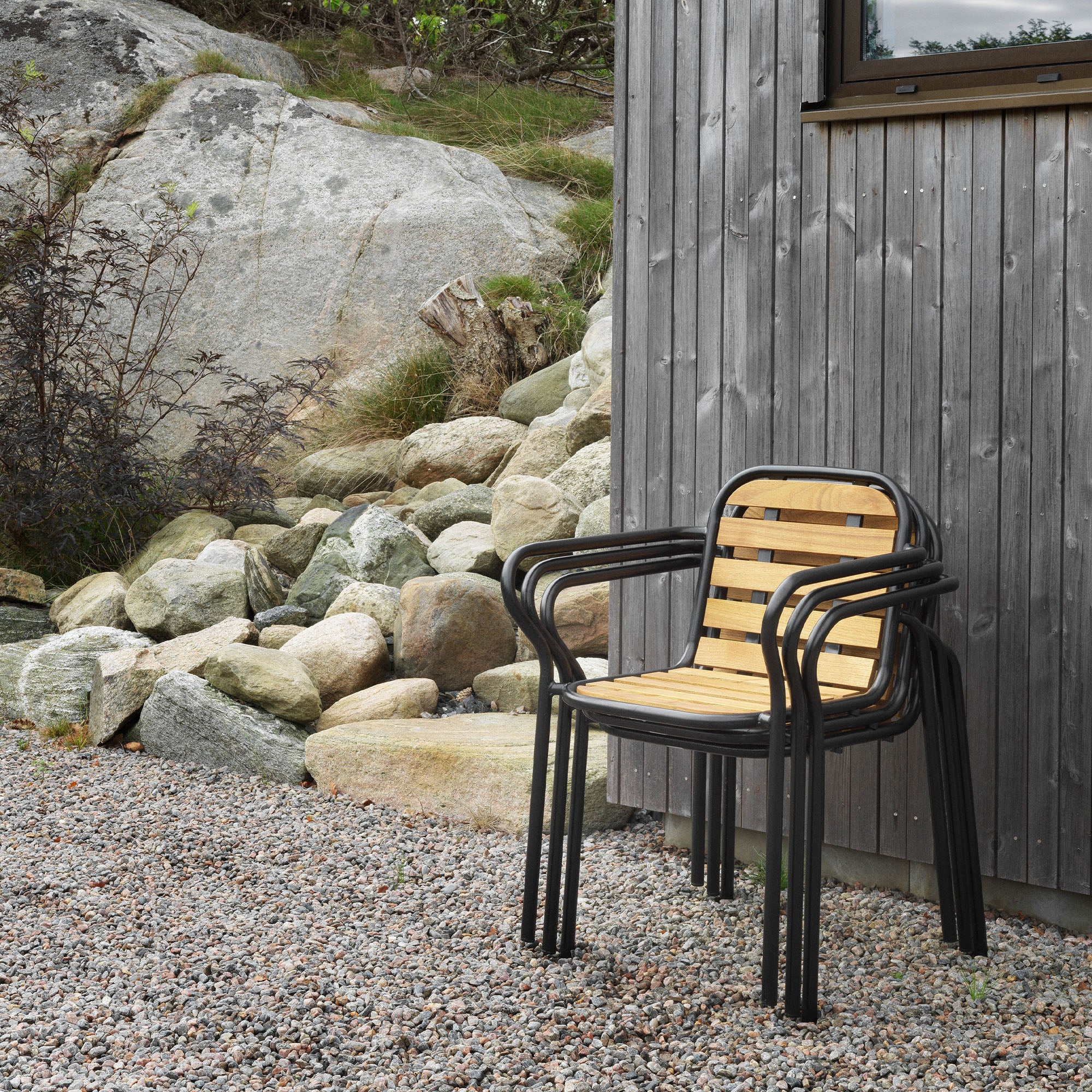 Vig Armchair Robinia, scaun din lemn pentru exterior cu cotiere