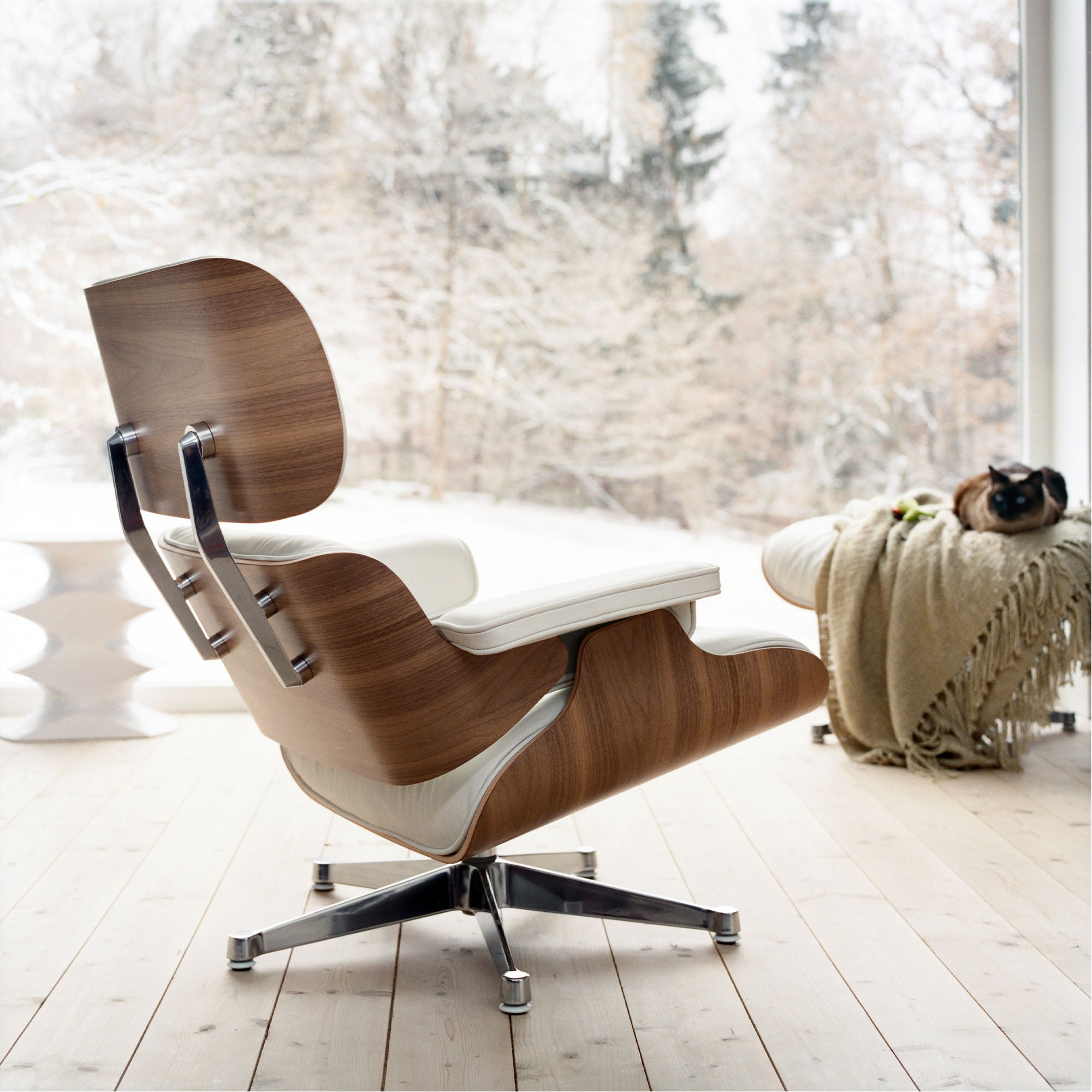 Eames Lounge Chair cu Otoman, lemn de nuc și bază satinată