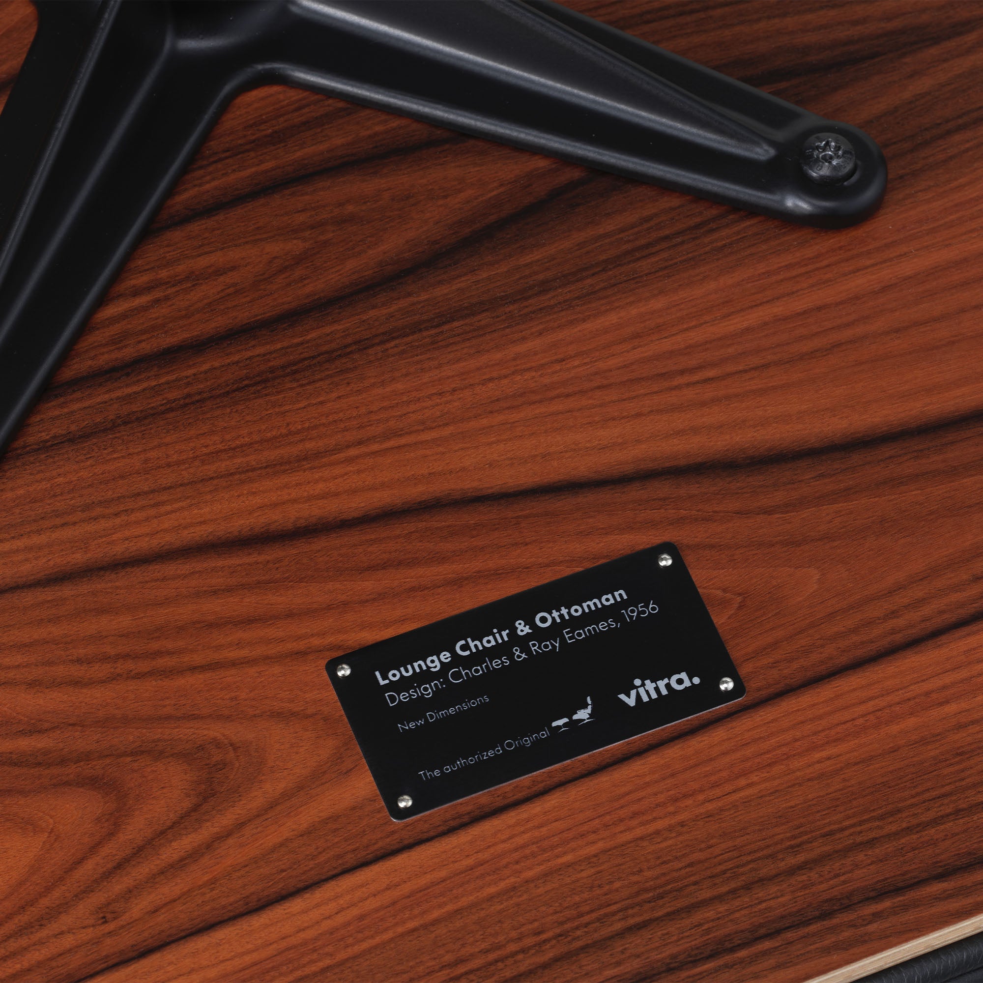 Eames Lounge Chair cu Otoman, lemn din palisandru și bază satinată