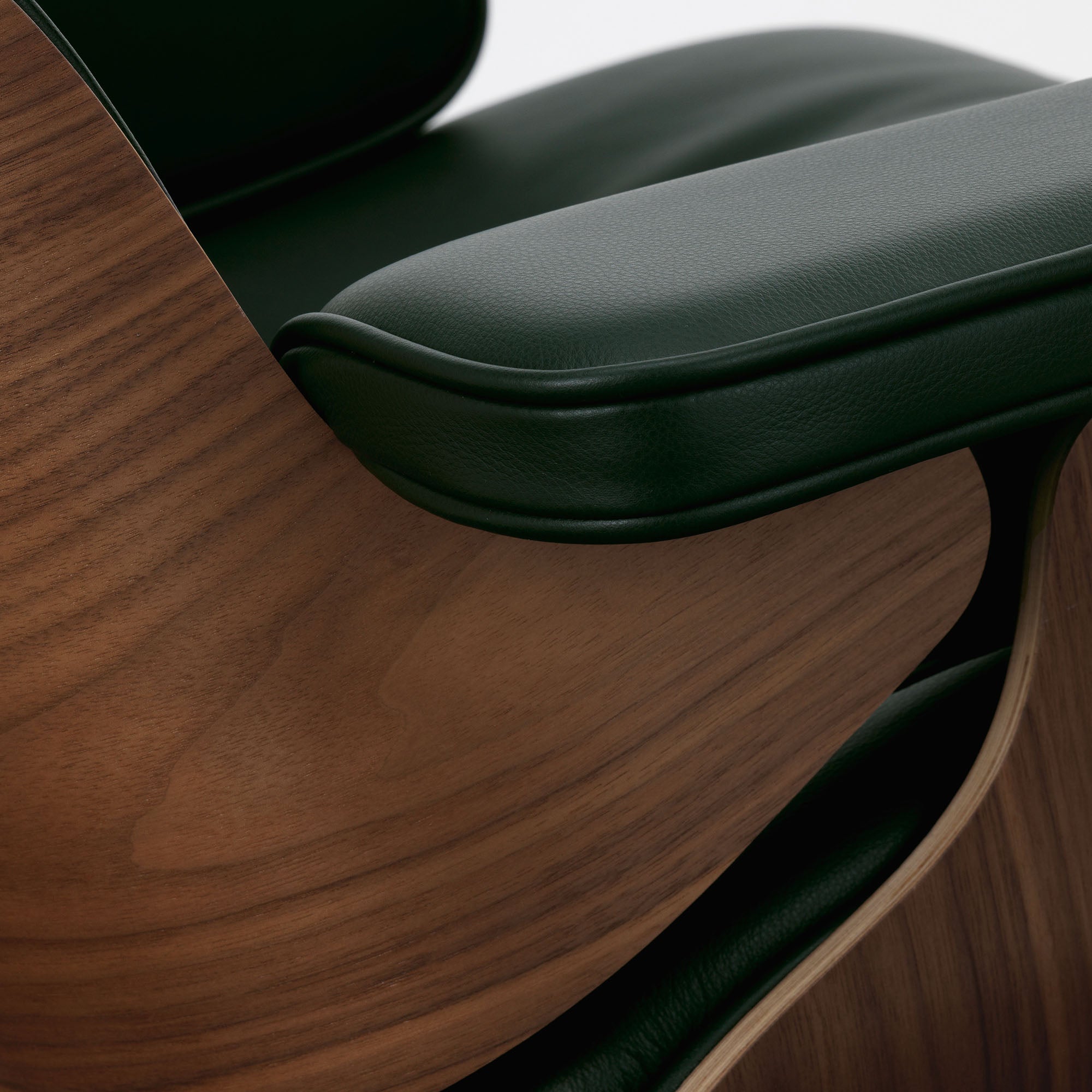 Eames Lounge Chair cu Otoman, lemn de nuc și bază satinată cu laterale negre