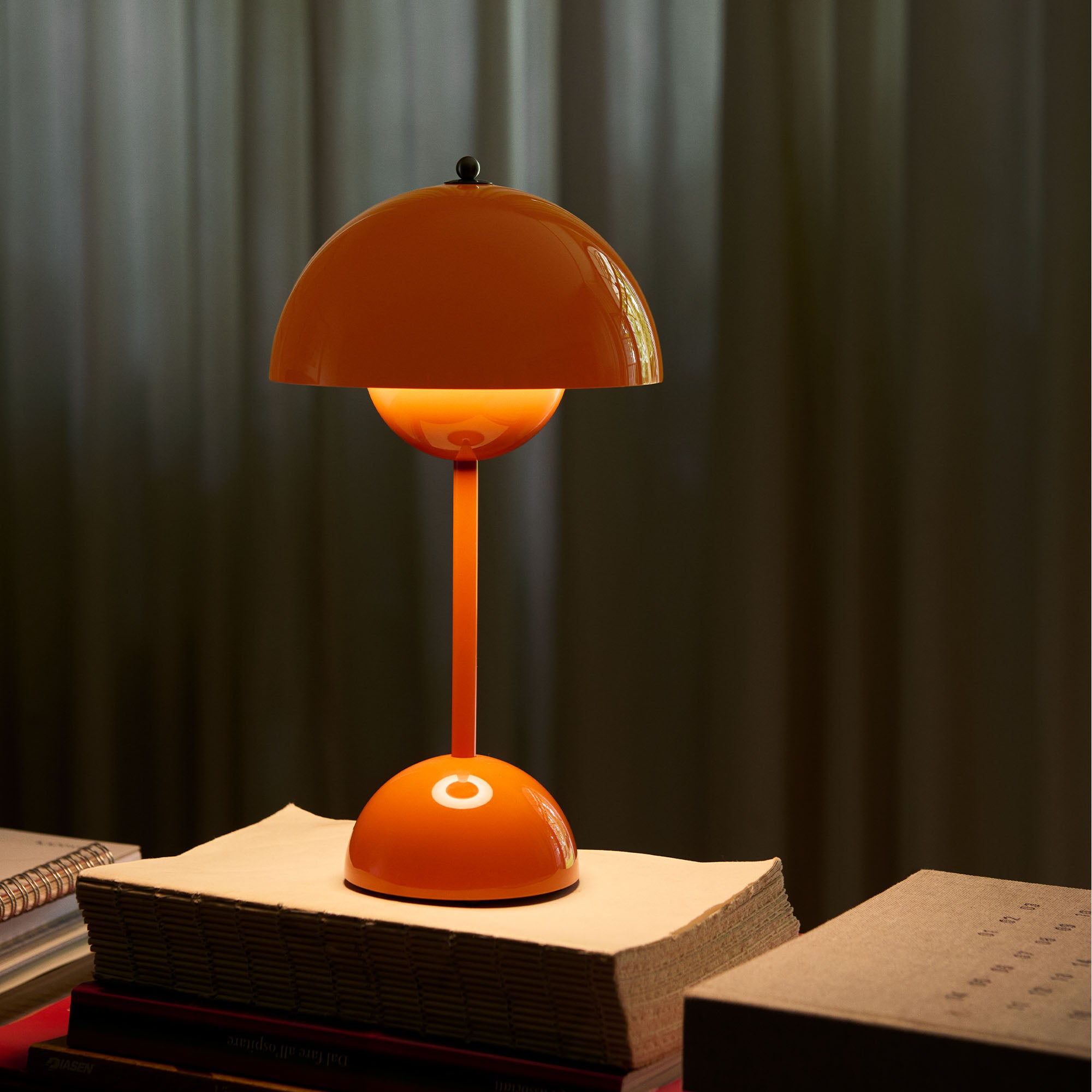 Flowerpot VP9 Zesty Orange, lampă portabilă