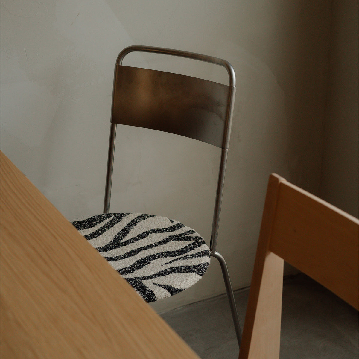 Petit Rond Chair Zebra, scaun din metal