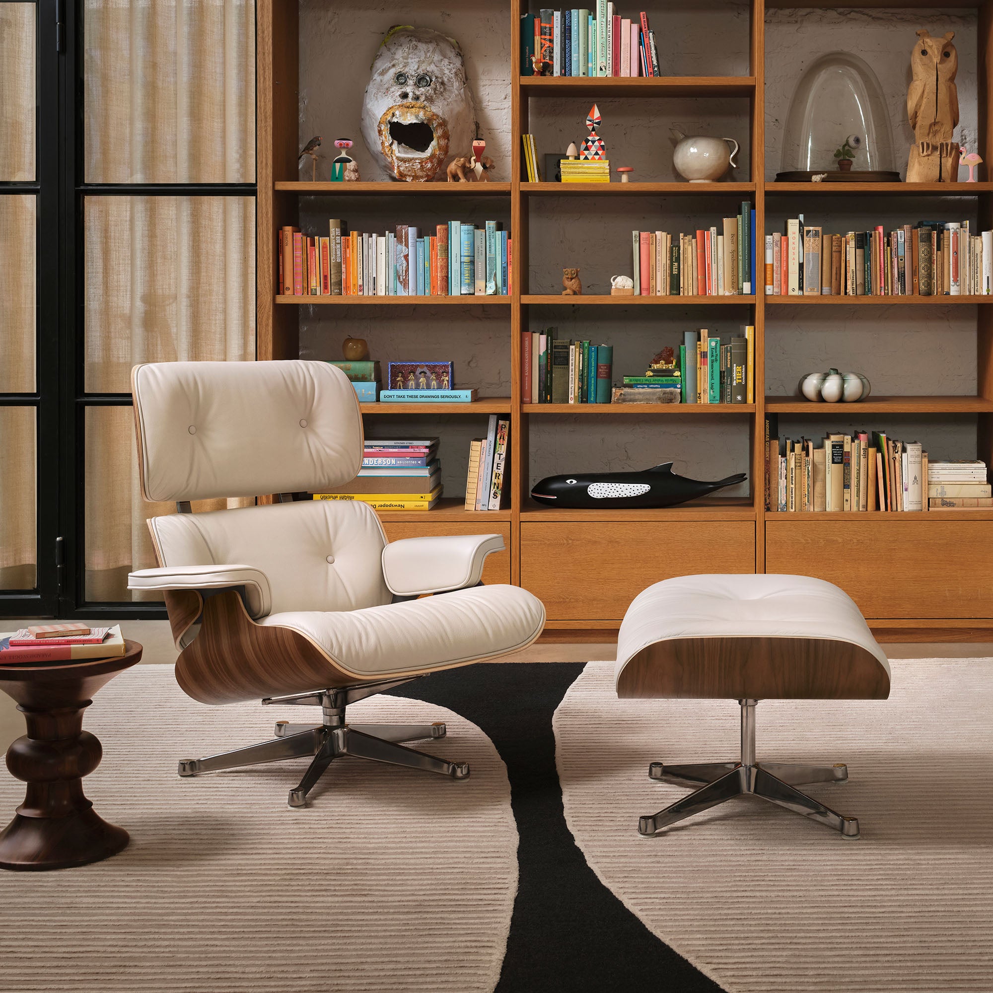 Eames Lounge Chair cu Otoman, lemn de nuc și bază satinată