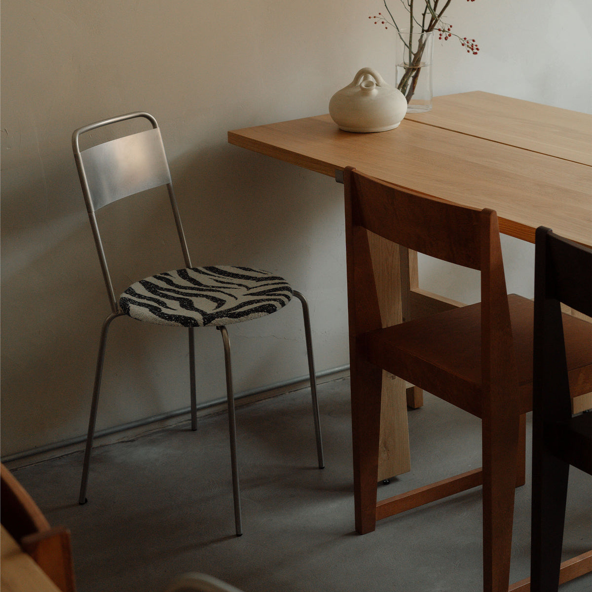 Petit Rond Chair Zebra, scaun din metal