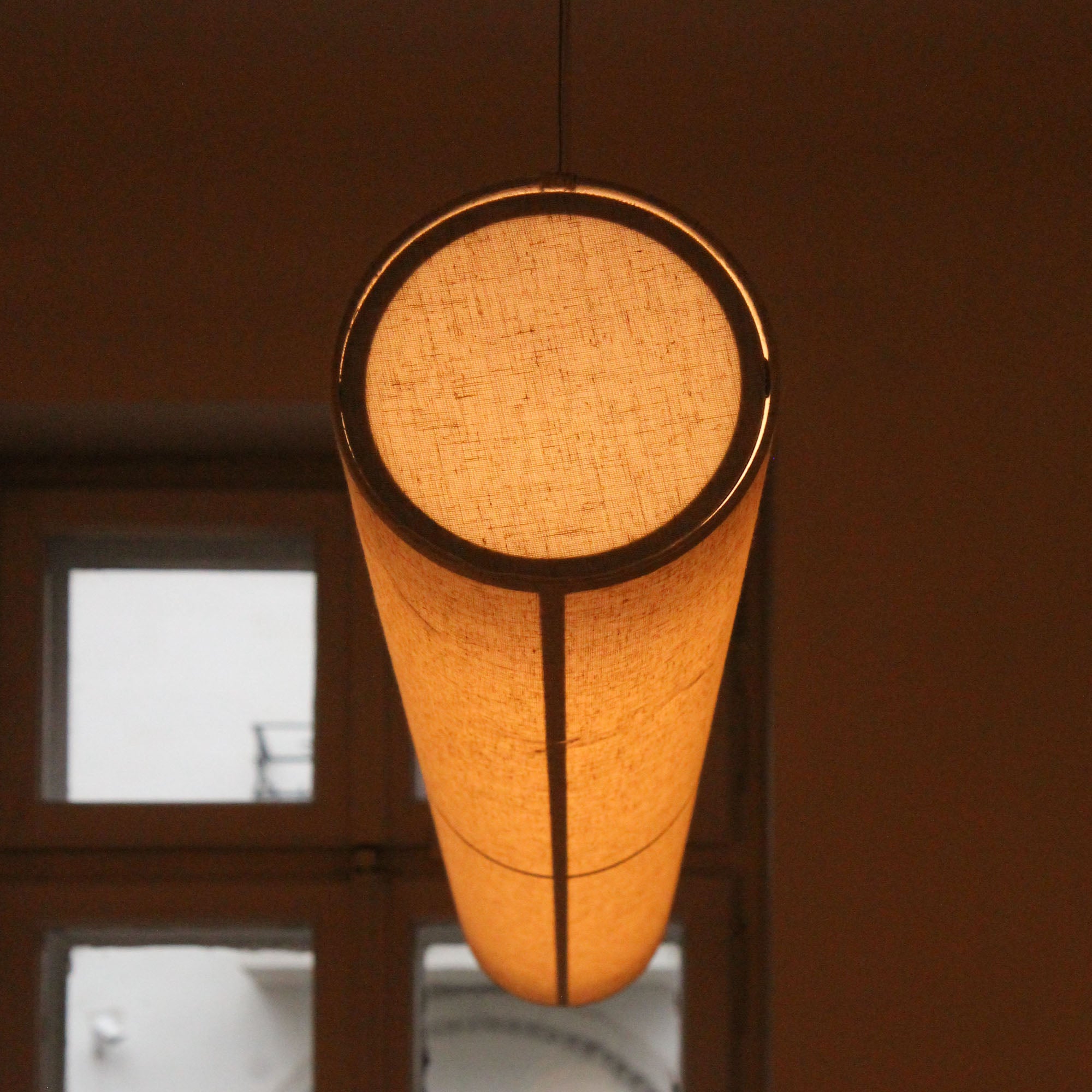 Hashira Linear Pendant Lamp, lampă suspendată produs expus în showroom