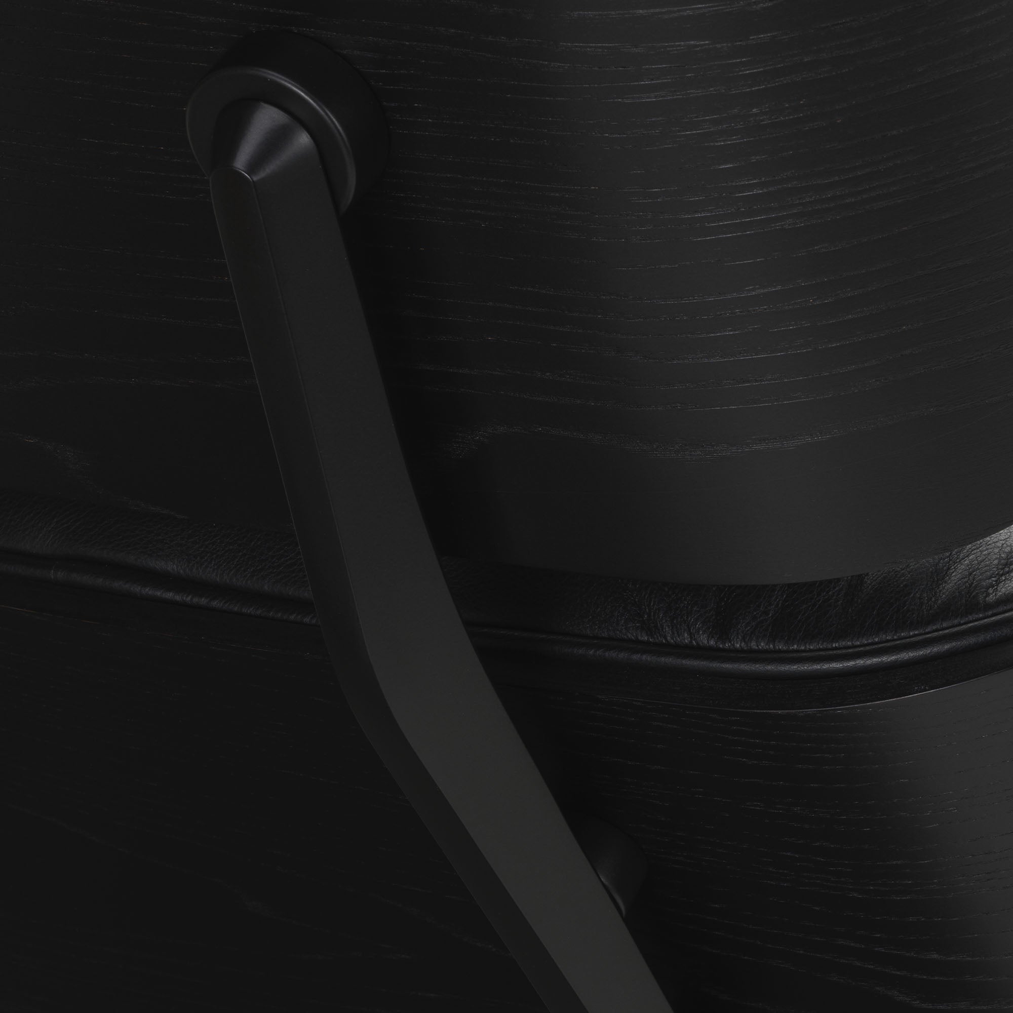 Eames Lounge Chair cu Otoman, lemn de castan vopsit negru și bază neagră