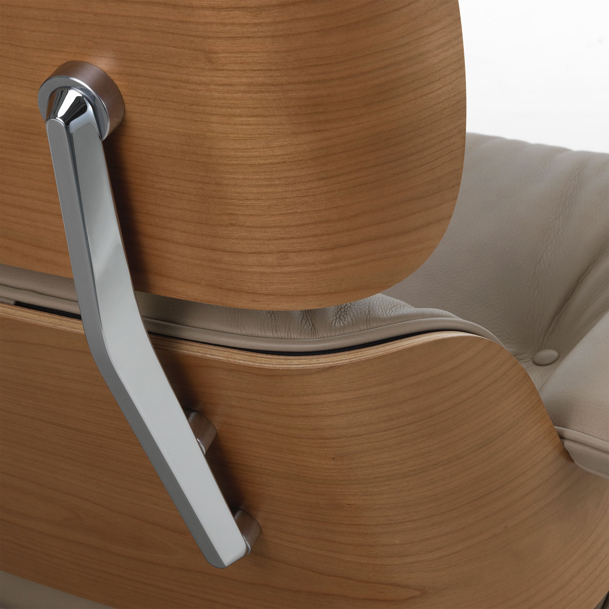 Eames Lounge Chair cu Otoman, lemn de cireș și bază satinată