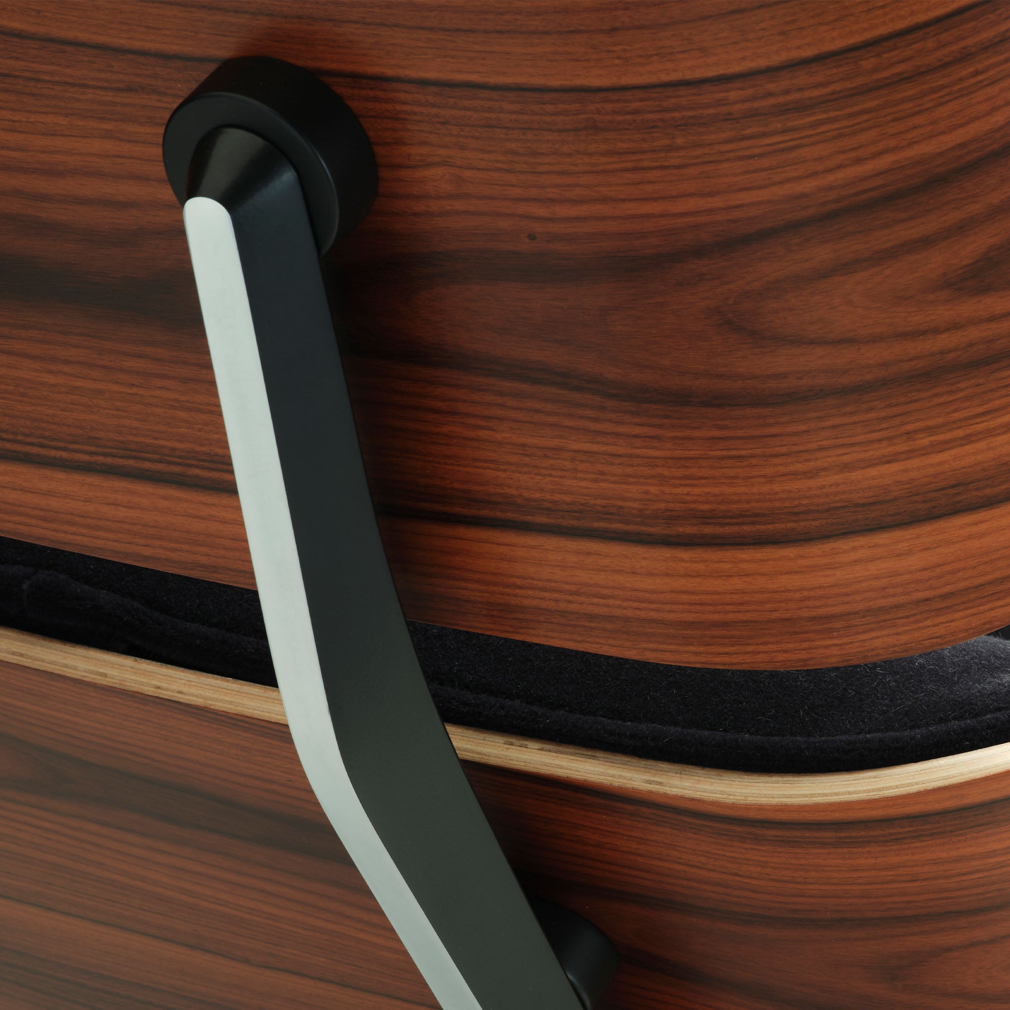 Eames Lounge Chair cu Otoman, lemn din palisandru și bază satinată