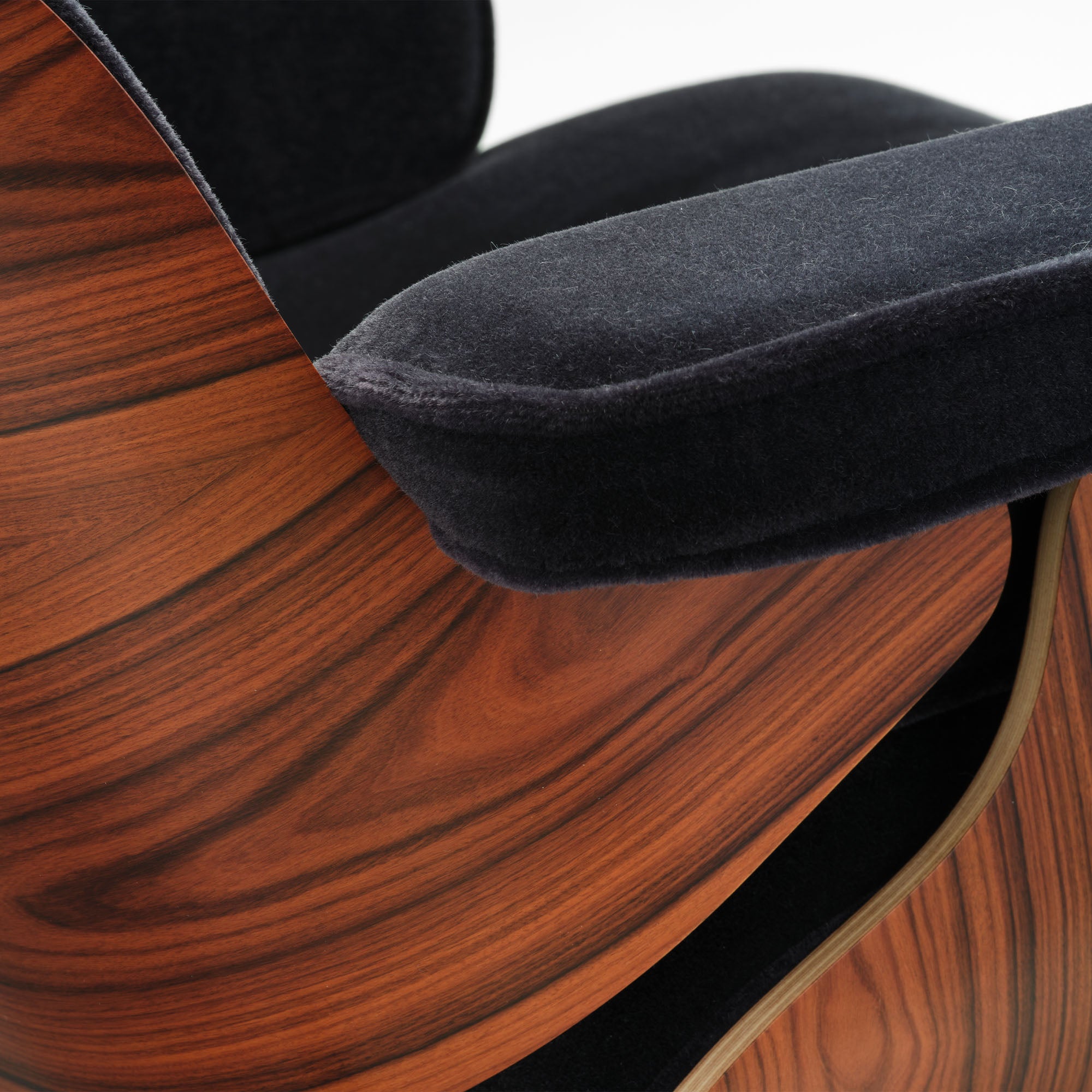 Eames Lounge Chair cu Otoman, lemn din palisandru și bază satinată cu laterale negre