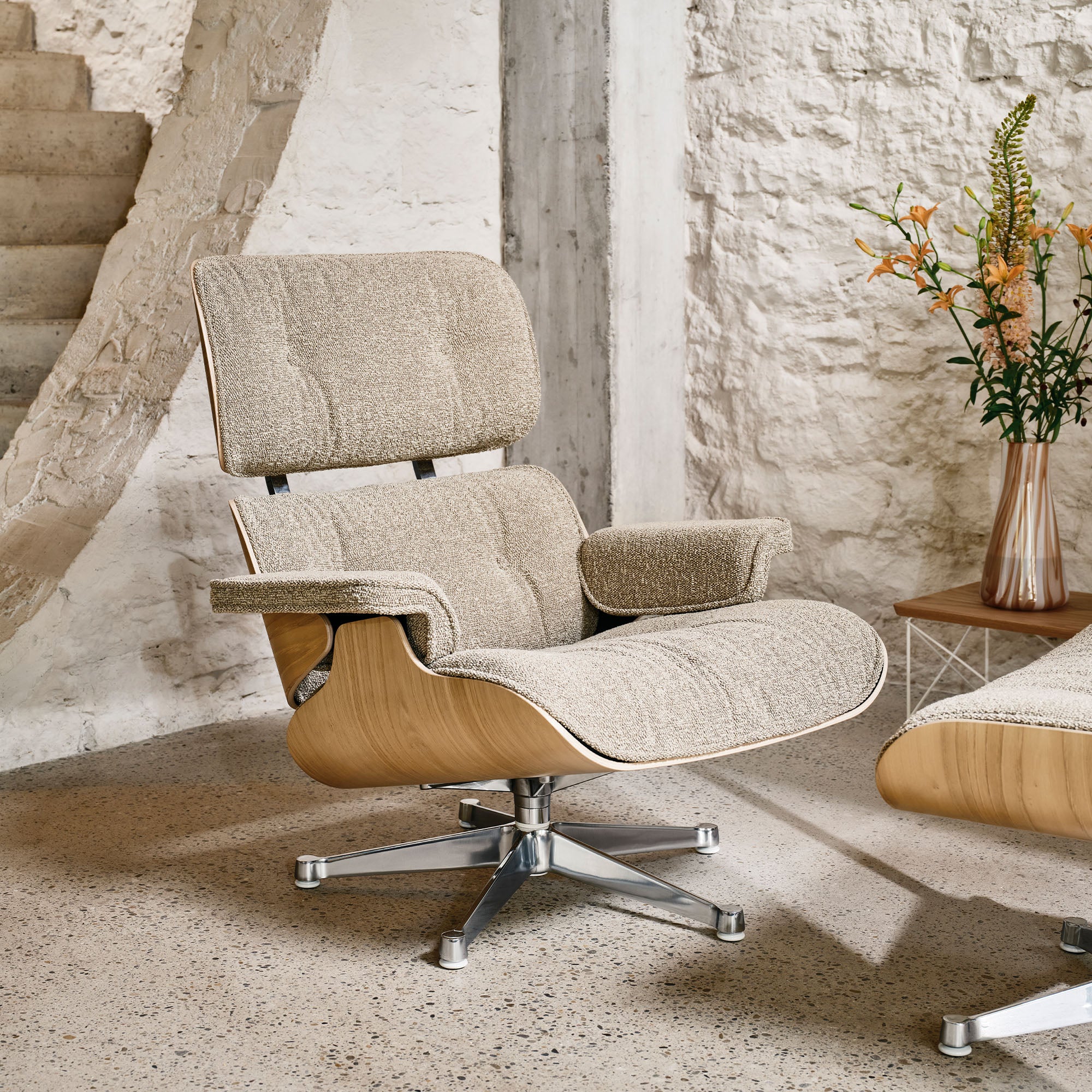 Eames Lounge Chair cu Otoman, lemn de castan și bază satinată