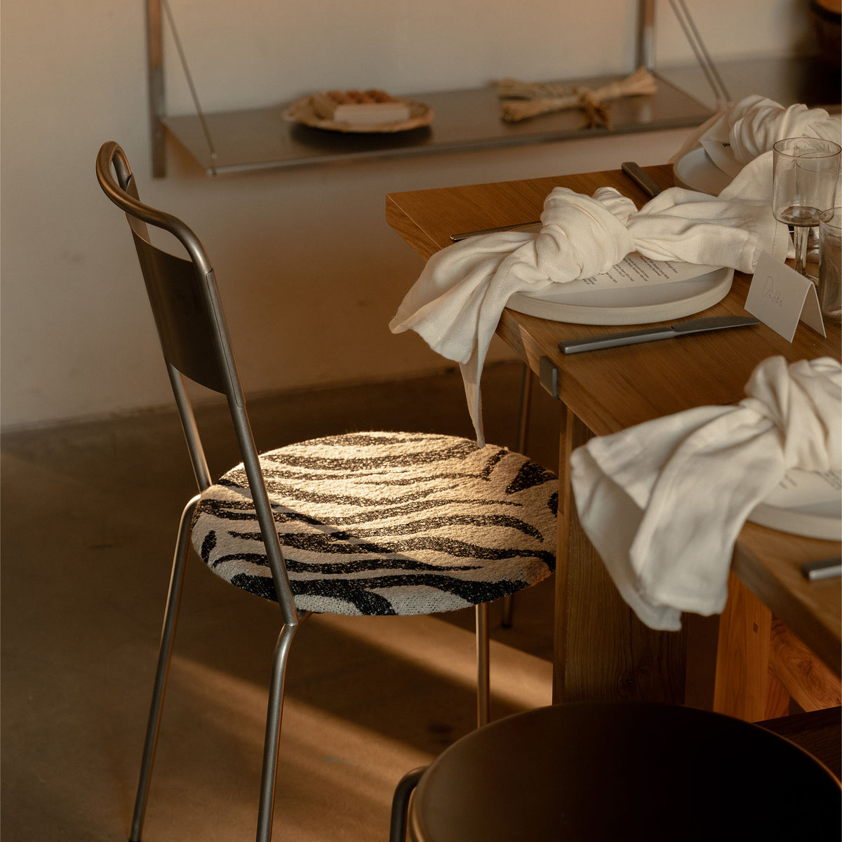 Petit Rond Chair Zebra, scaun din metal