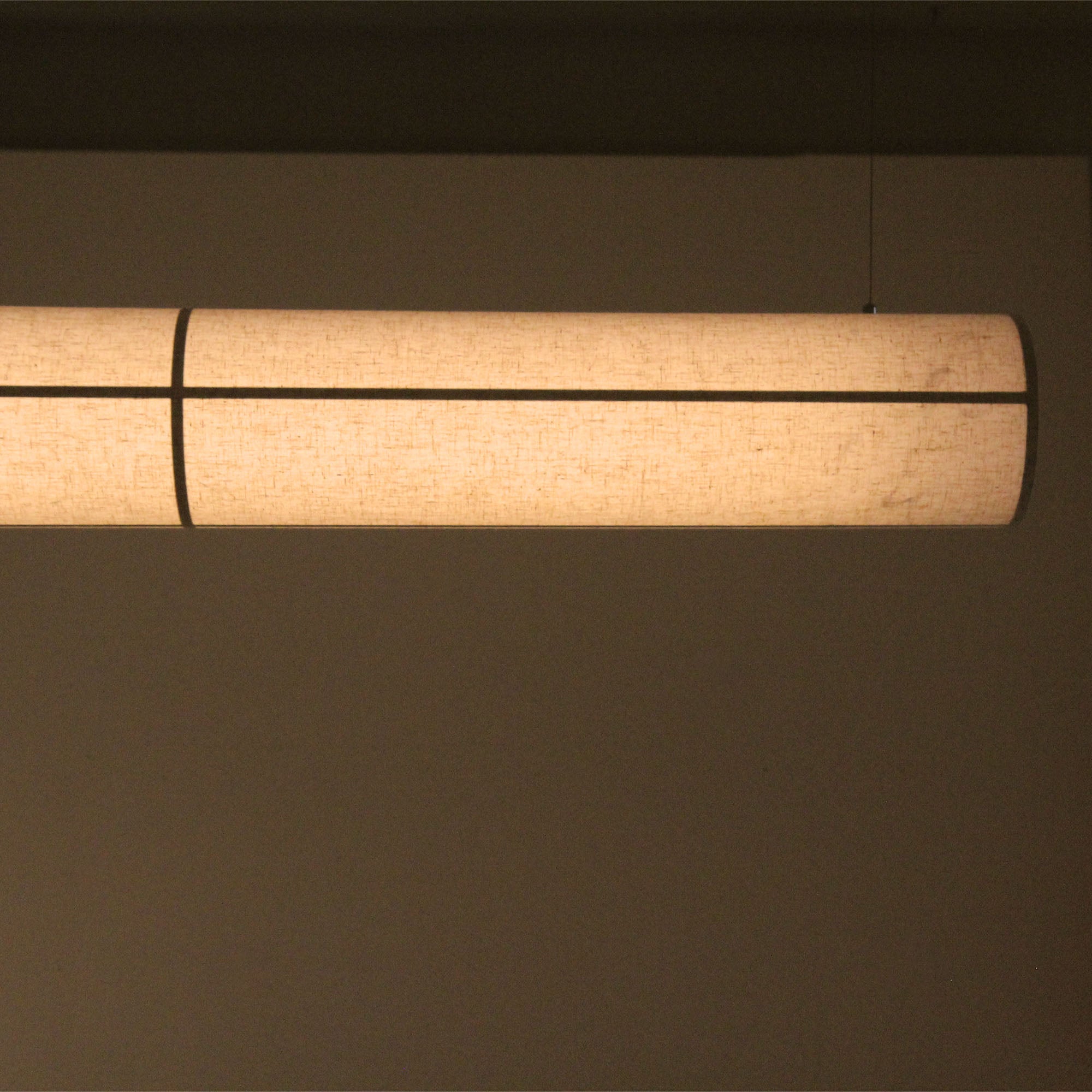 Hashira Linear Pendant Lamp, lampă suspendată produs expus în showroom