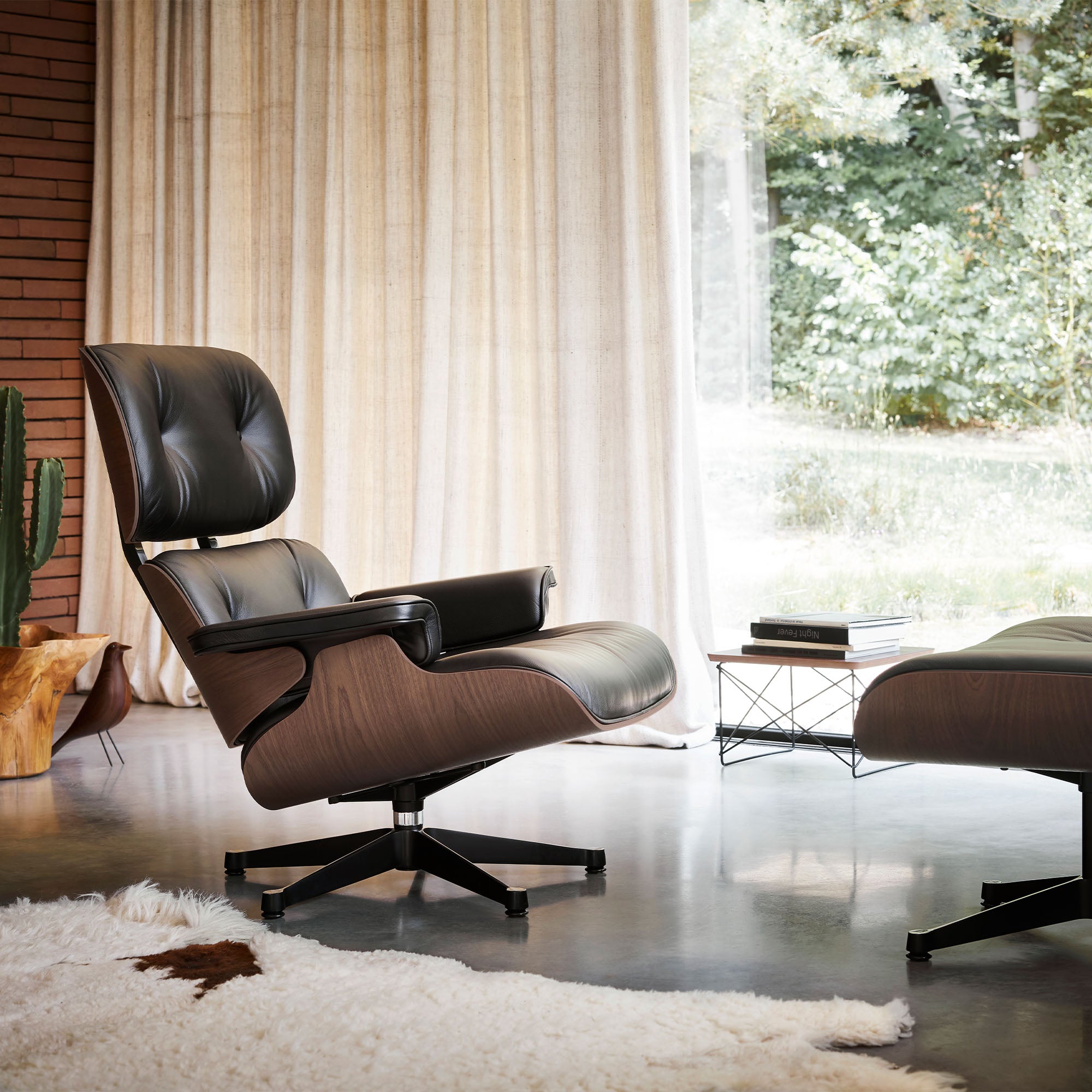 Eames Lounge Chair cu Otoman, lemn de nuc băițuit și bază satinată cu laterale negre