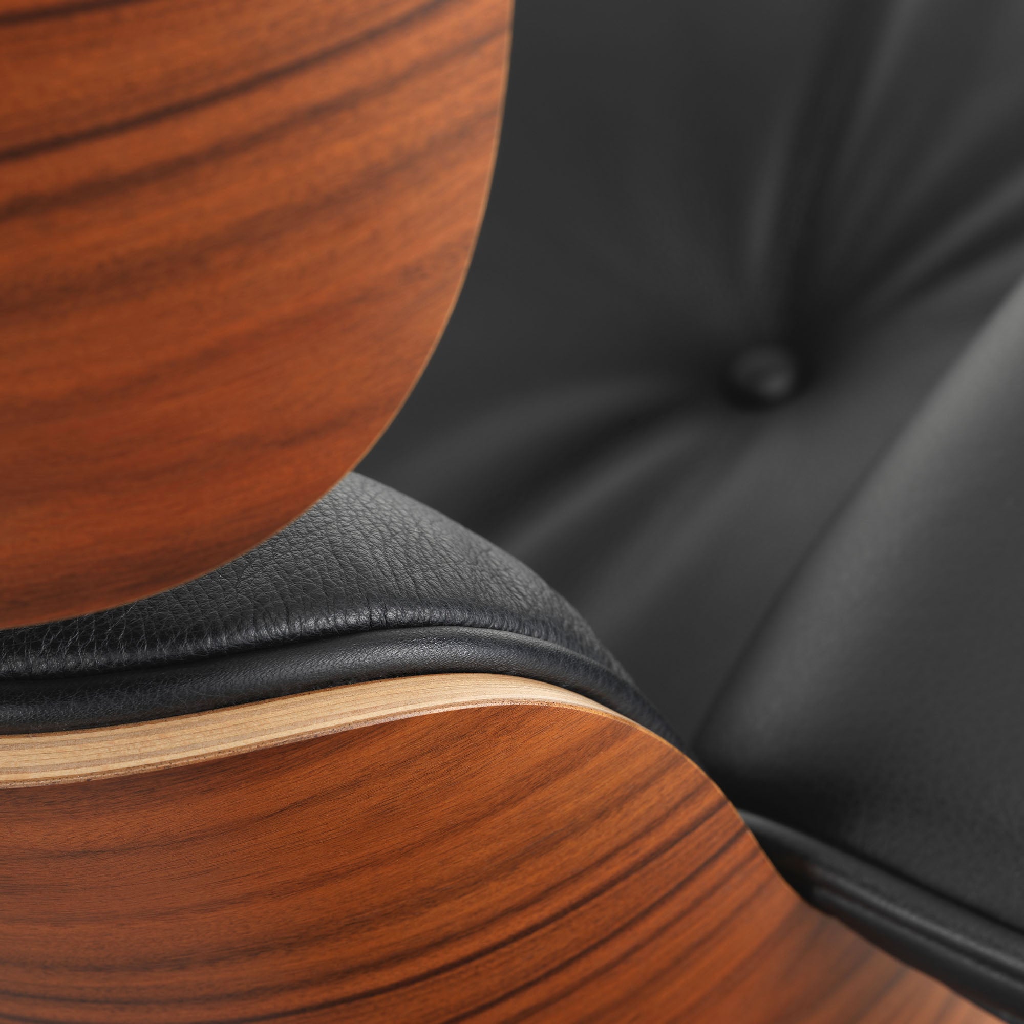 Eames Lounge Chair cu Otoman, lemn din palisandru și bază satinată cu laterale negre