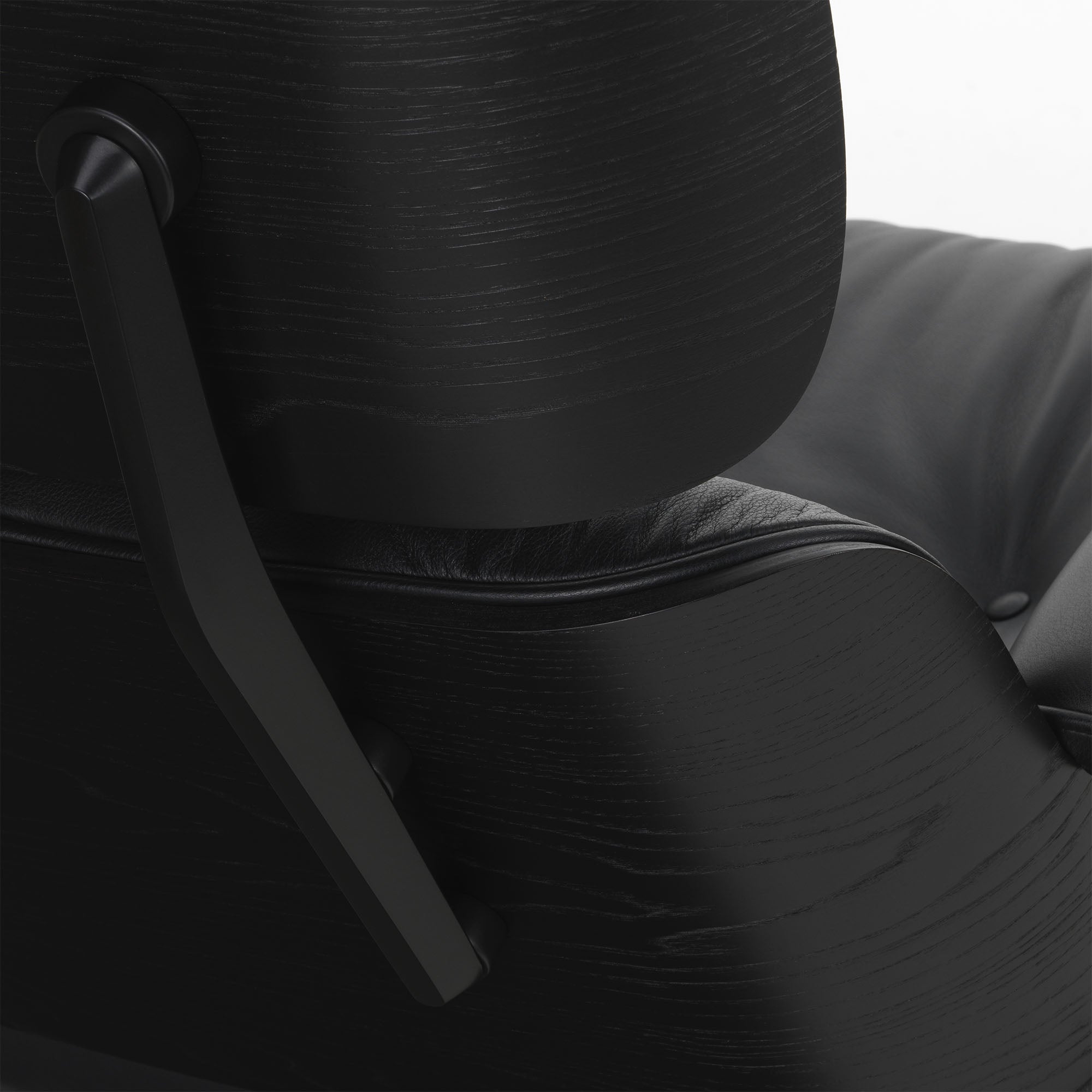 Eames Lounge Chair cu Otoman, lemn de castan vopsit negru și bază neagră