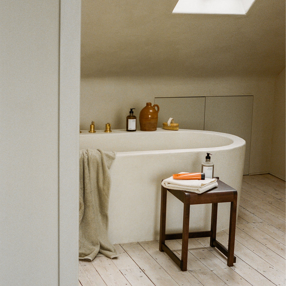 Low Stool 01, taburet din lemn