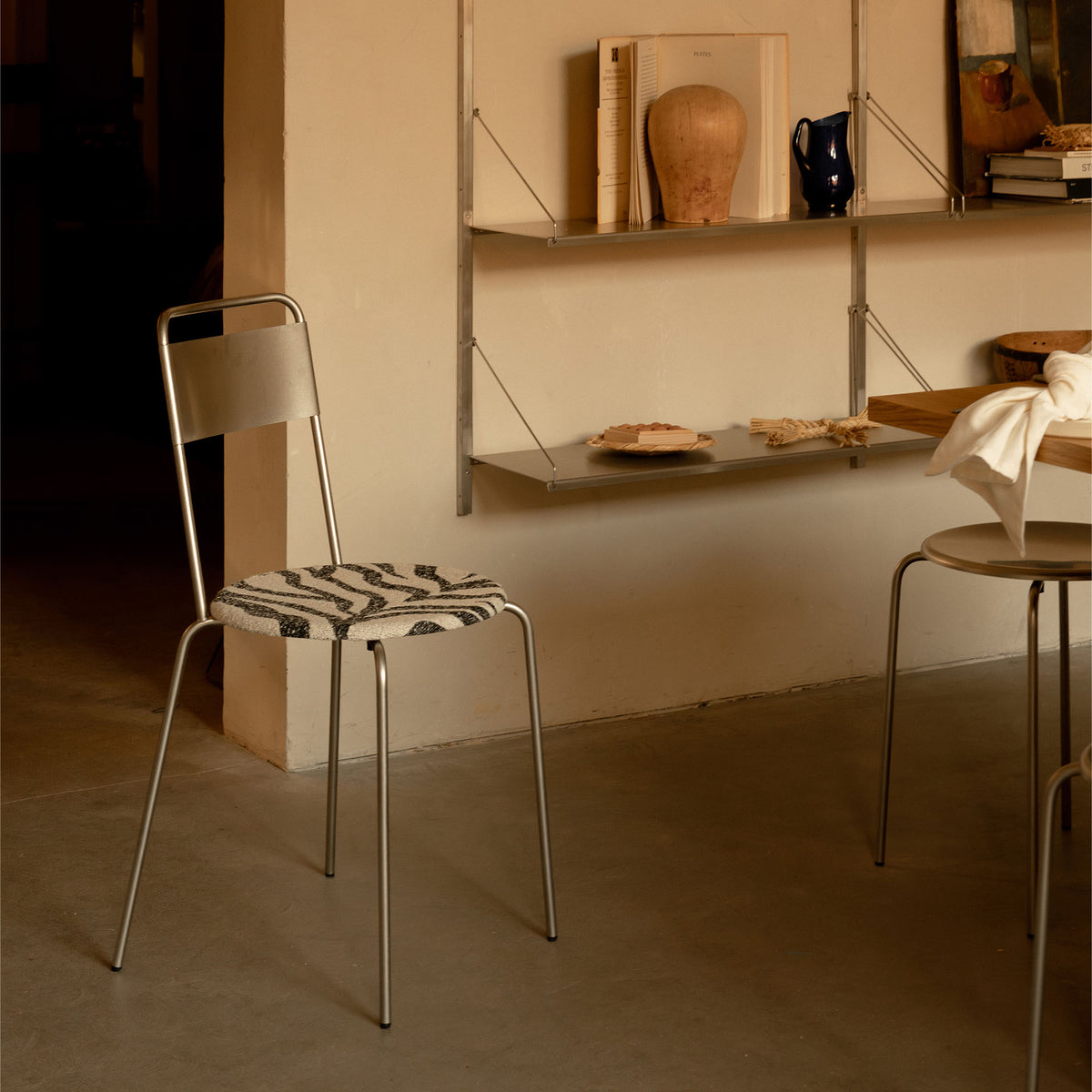 Petit Rond Chair Zebra, scaun din metal