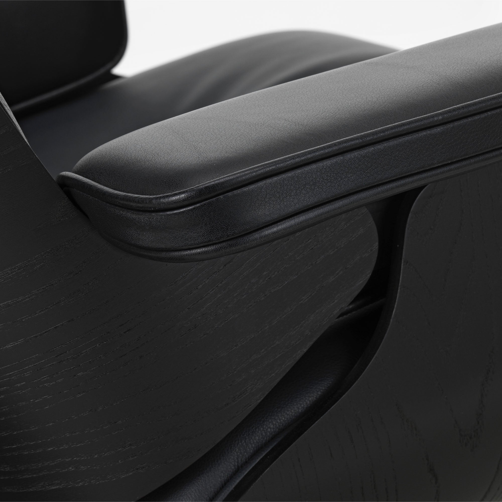 Eames Lounge Chair cu Otoman, lemn de castan vopsit negru și bază neagră