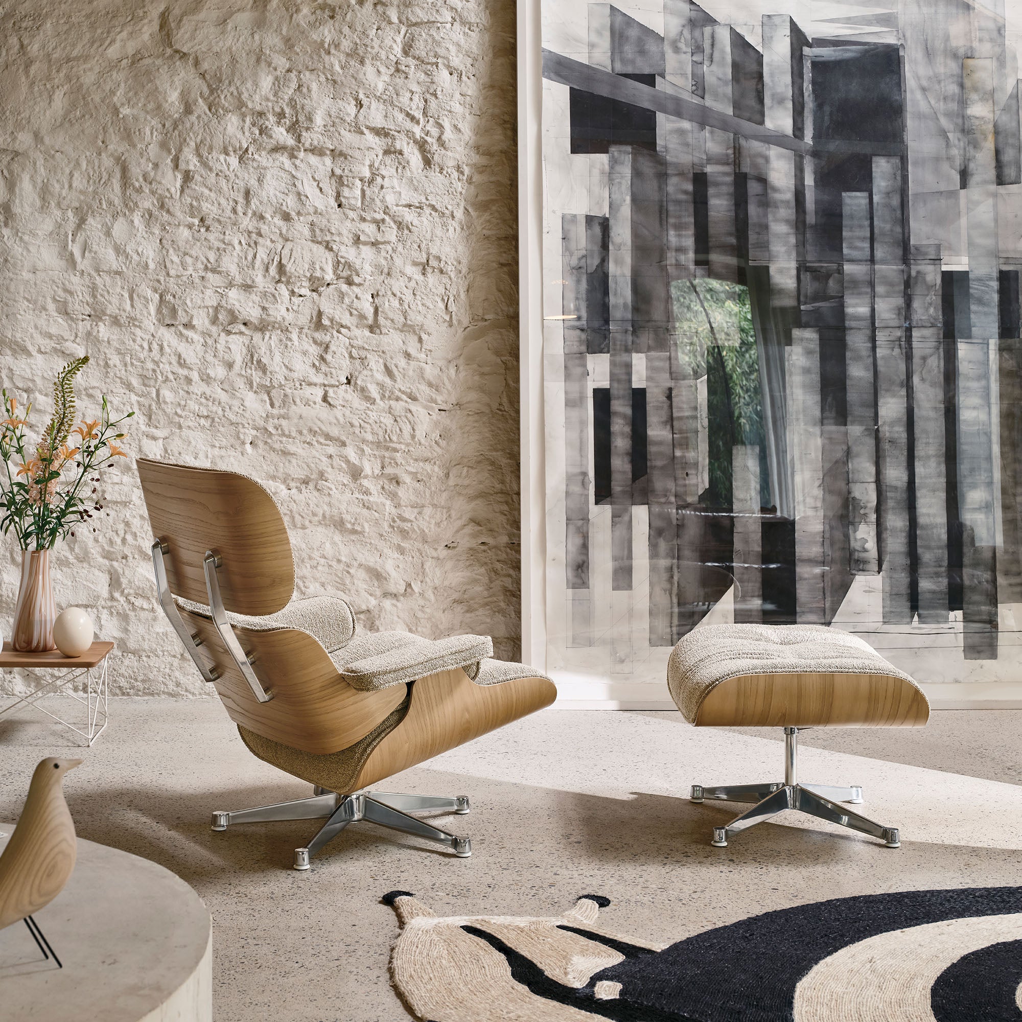 Eames Lounge Chair cu Otoman, lemn de castan și bază satinată