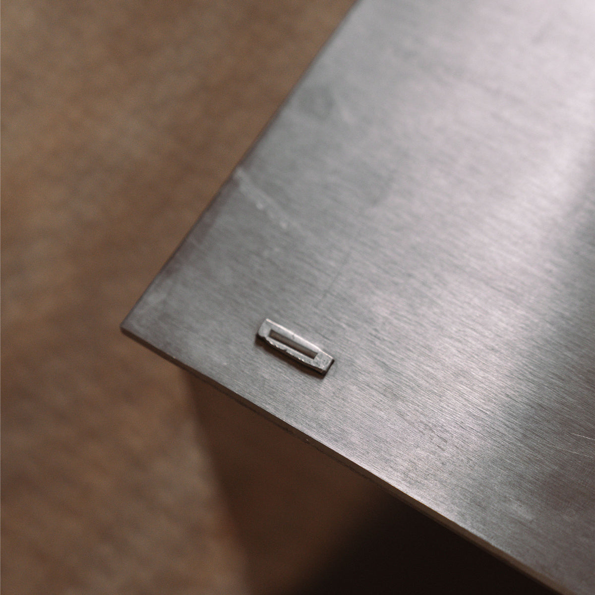 Rivet Box Table Aluminium, măsuță ocazională