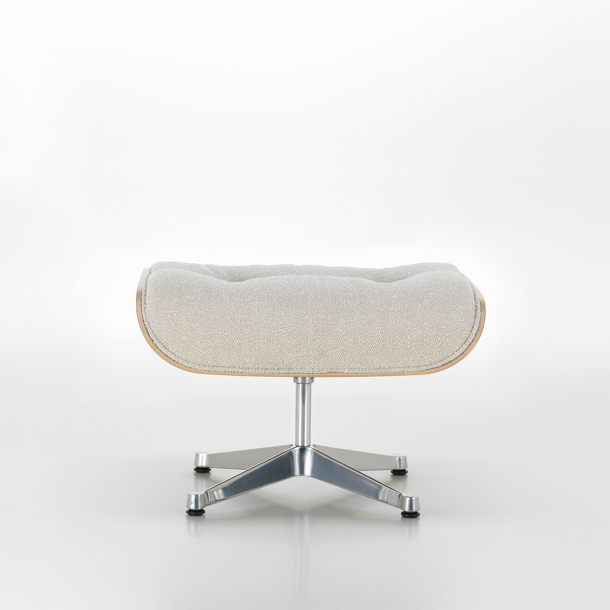 Eames Lounge Chair cu Otoman, lemn de castan și bază satinată