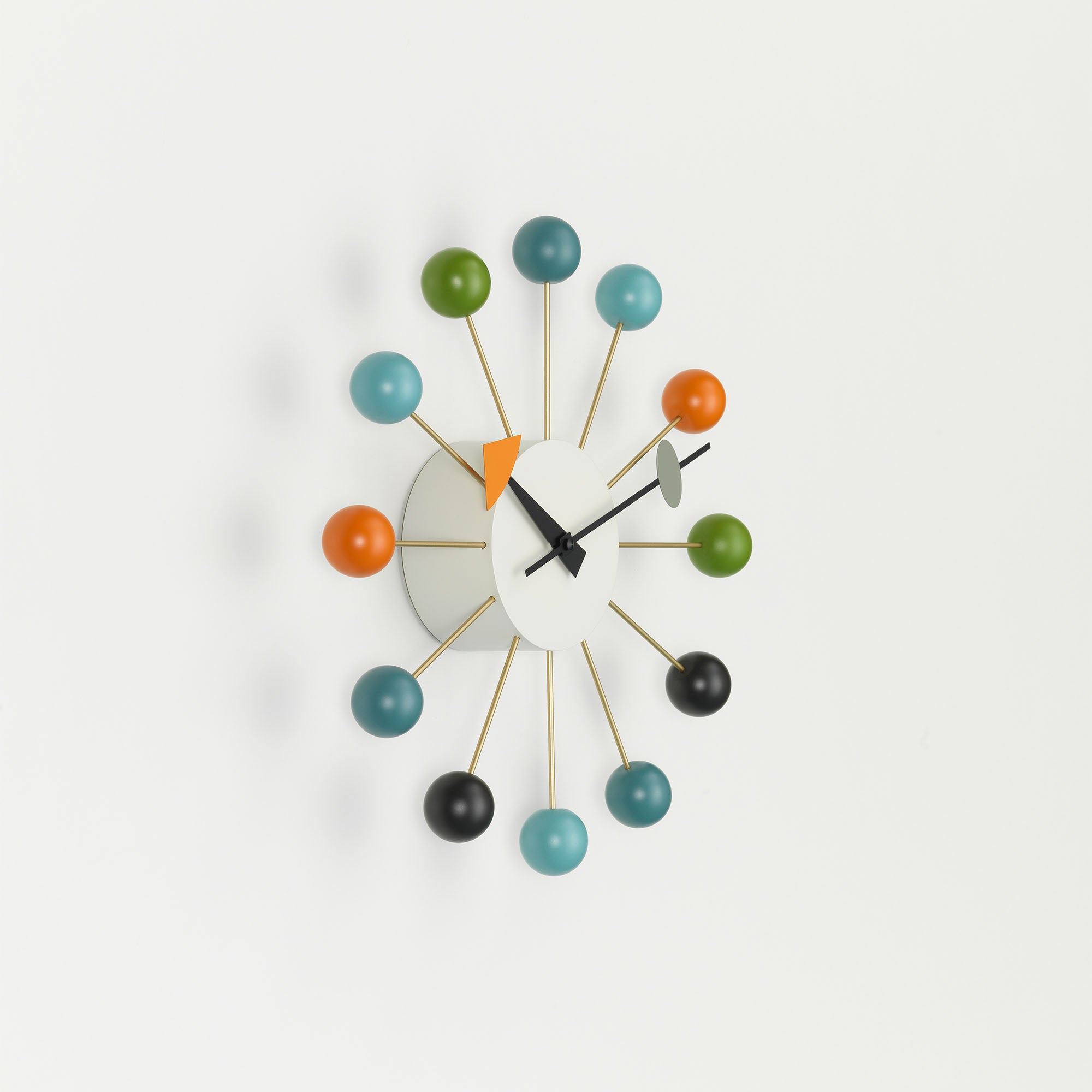 Ball clock, un ceas spectaculos creat de George Nelson pentru Vitra