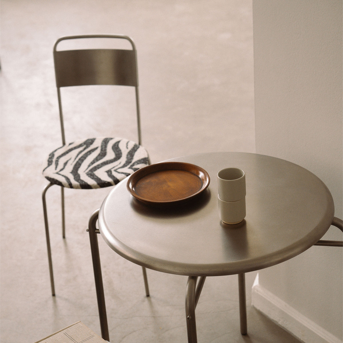 Petit Rond Chair Zebra, scaun din metal
