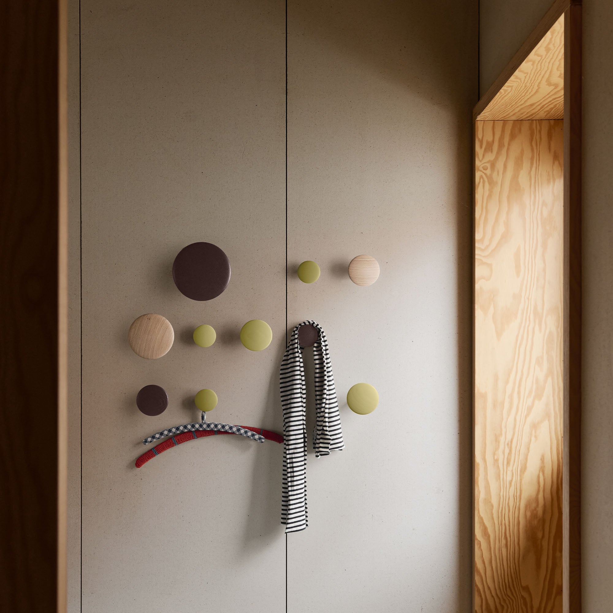 The Dots Wood cuier de lemn mediu Ø13 cm