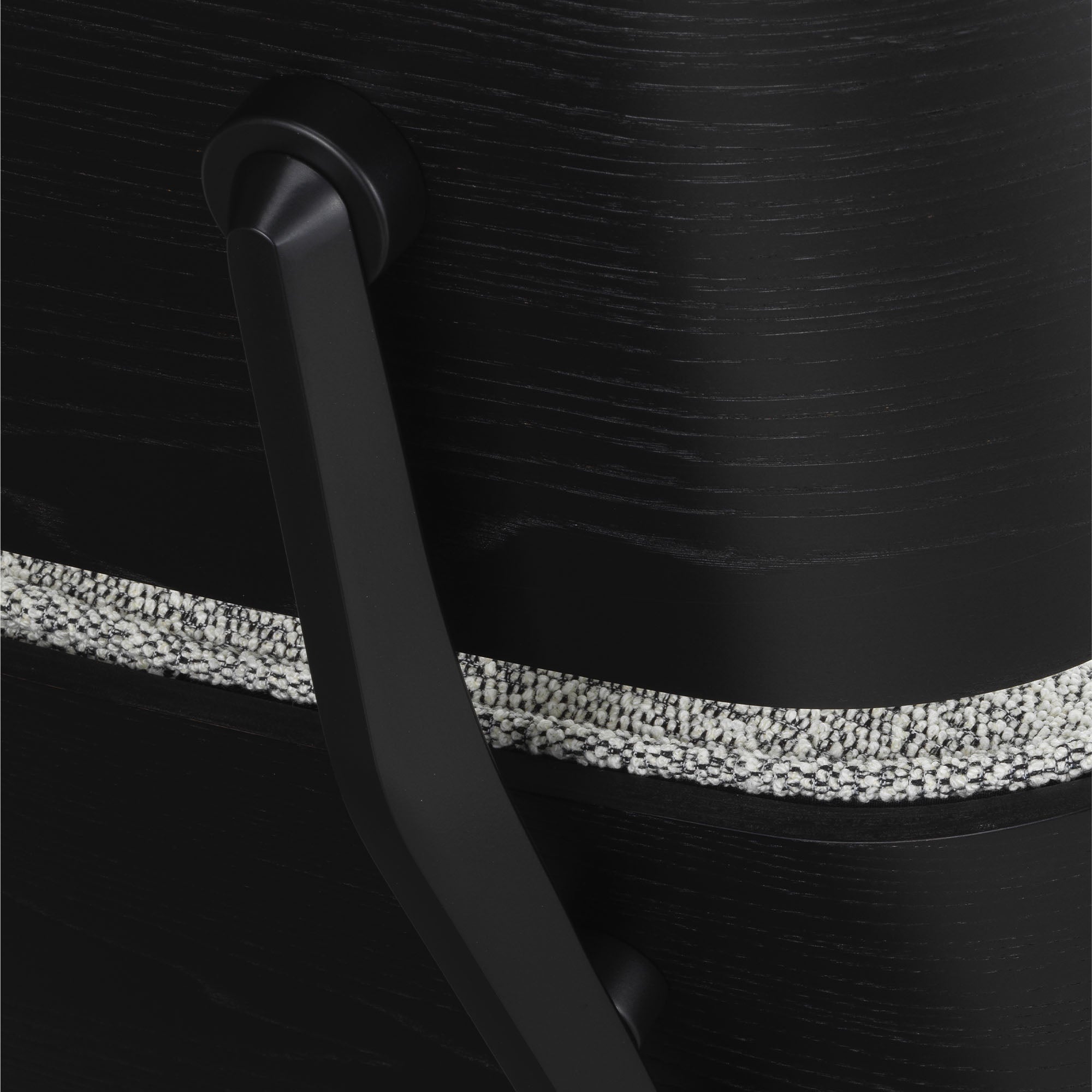 Eames Lounge Chair cu Otoman, lemn de castan vopsit negru și bază neagră