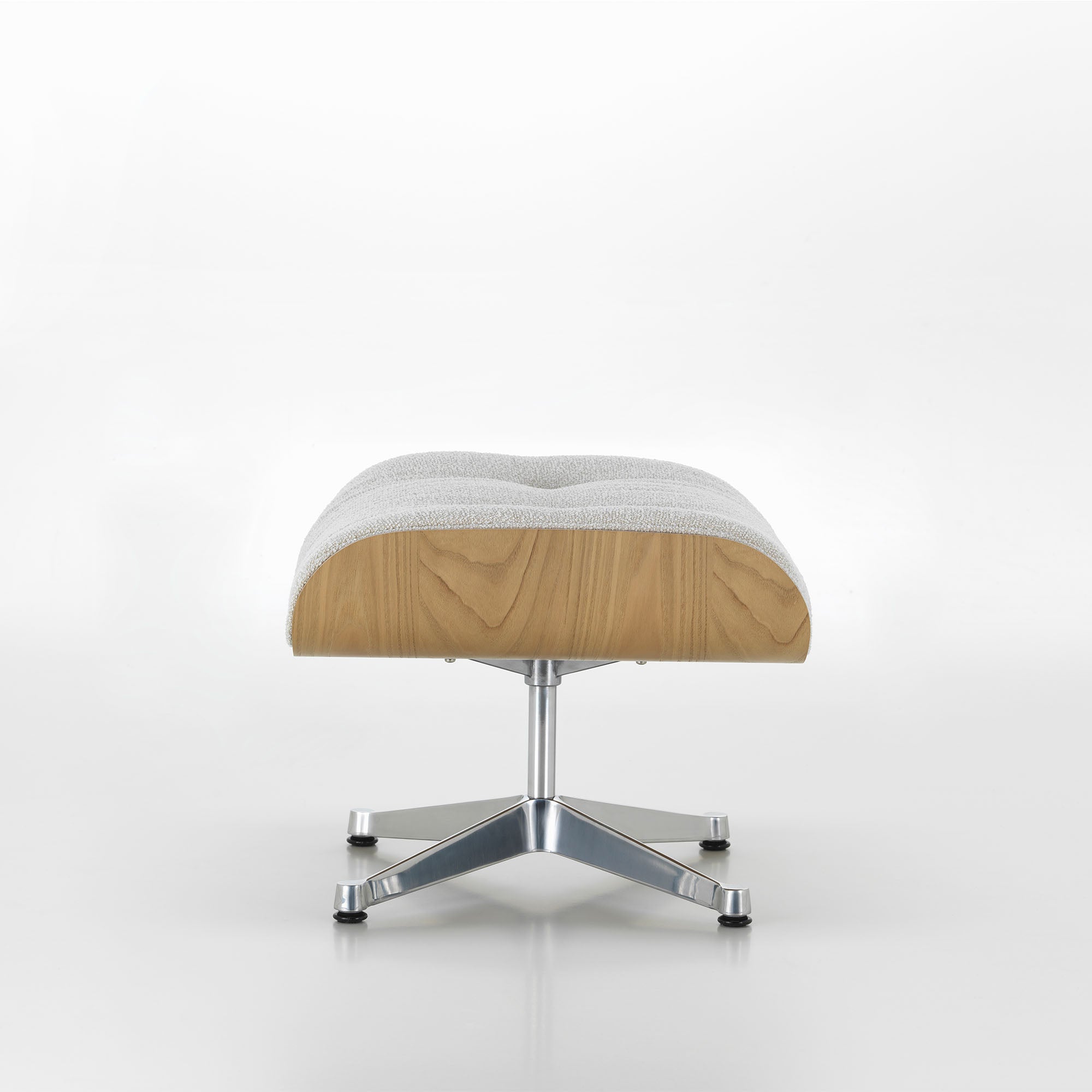 Eames Lounge Chair cu Otoman, lemn de castan și bază satinată