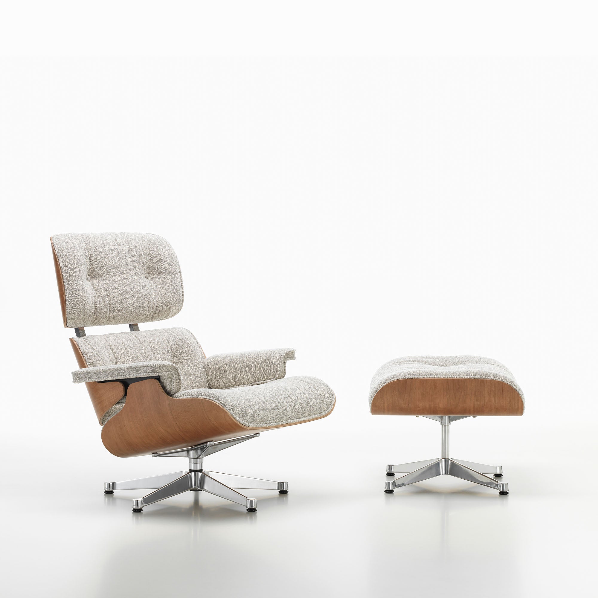Eames Lounge Chair cu Otoman, lemn de cireș și bază satinată