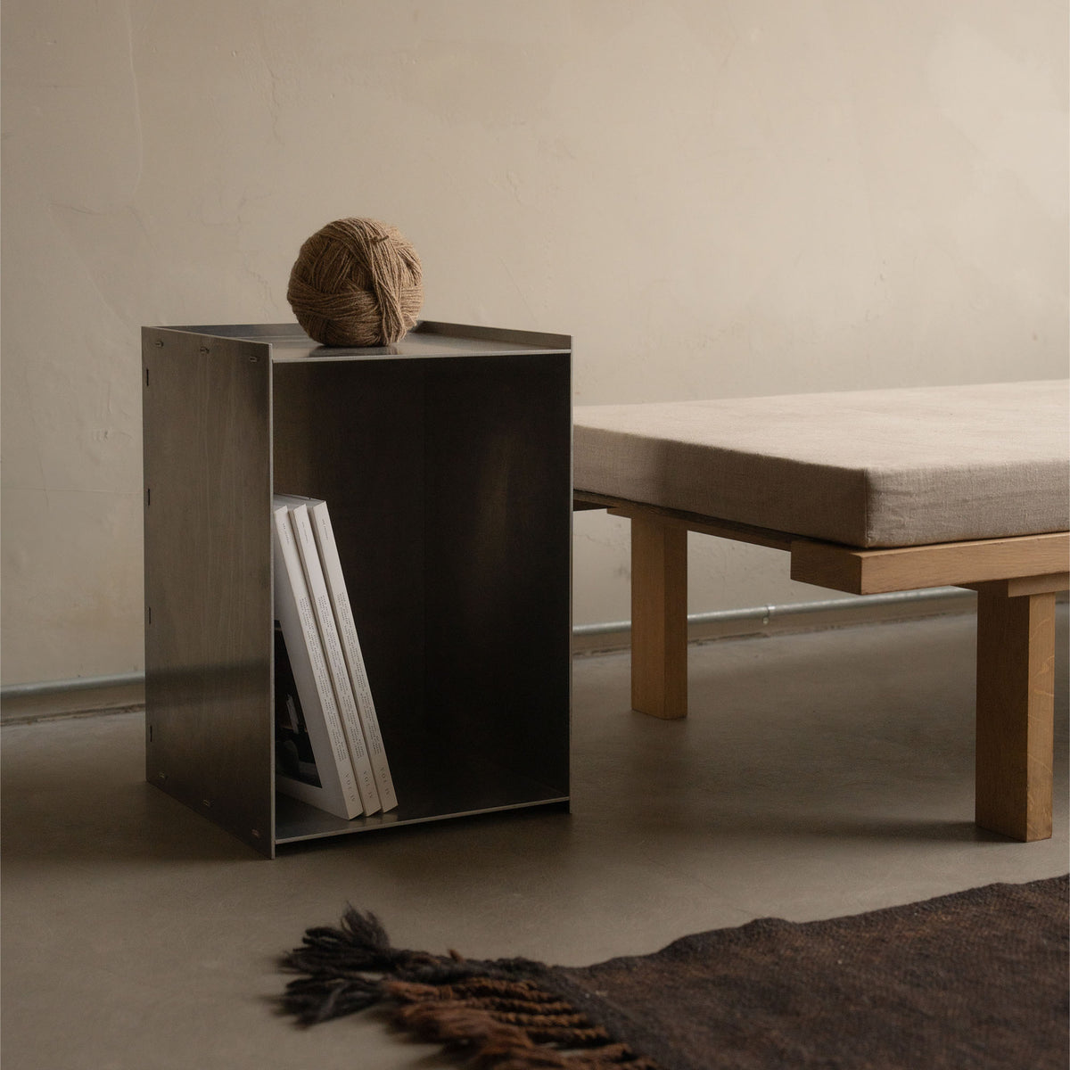 Rivet Box Table Aluminium, măsuță ocazională