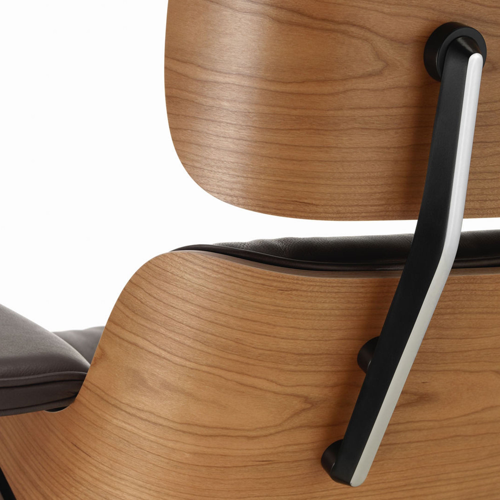 Eames Lounge Chair (lemn de cireș american)