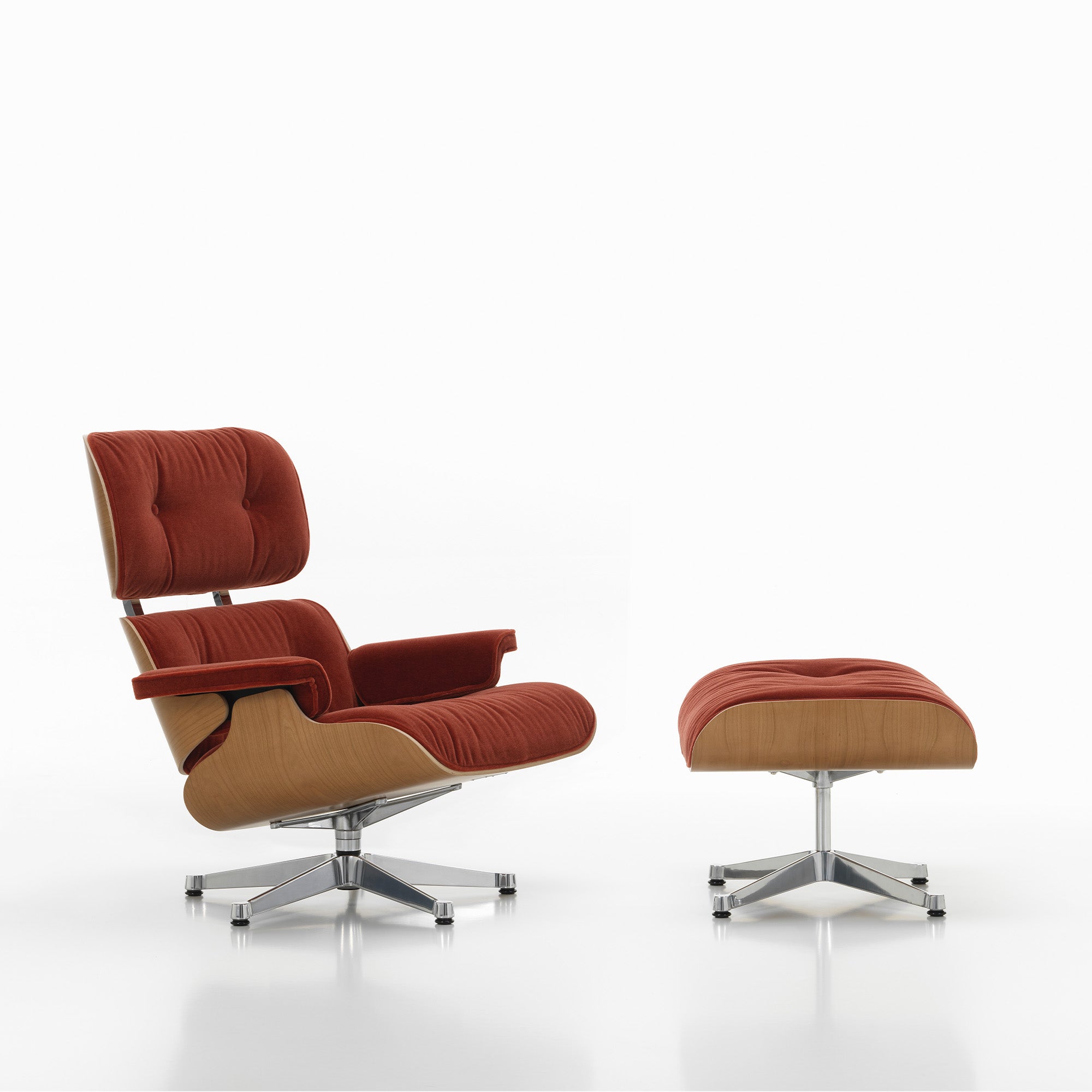 Eames Lounge Chair cu Otoman, lemn de cireș și bază satinată