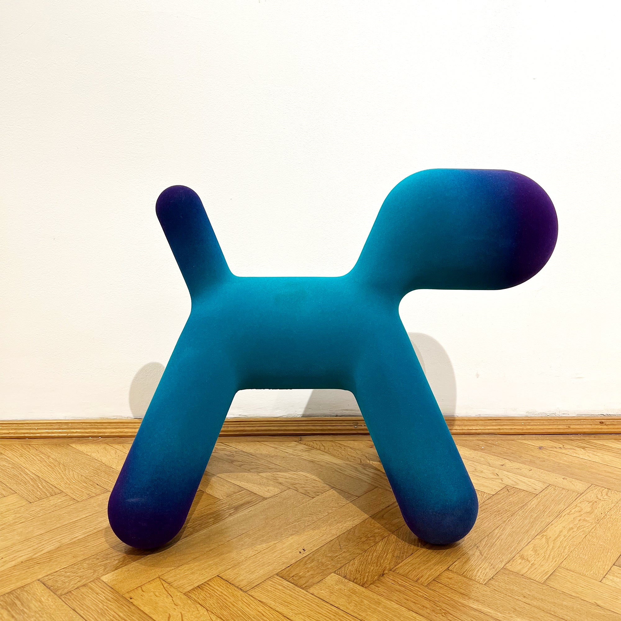 Puppy Velvet M scăunel expus in showroom