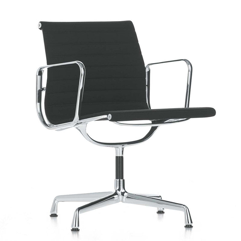 Aluminium EA 108, un scaun de birou creat de prolificul cuplu Eames și produs de Vitra
