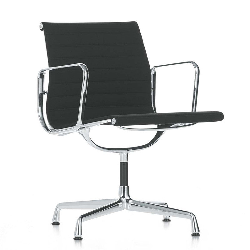 Aluminium EA 107, un scaun de birou creat de prolificul cuplu Eames și produs de Vitra