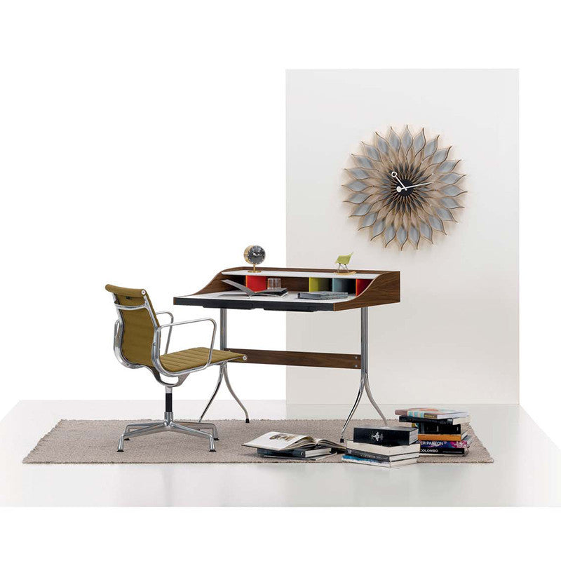 Aluminium EA 107, un scaun de birou creat de prolificul cuplu Eames și produs de Vitra