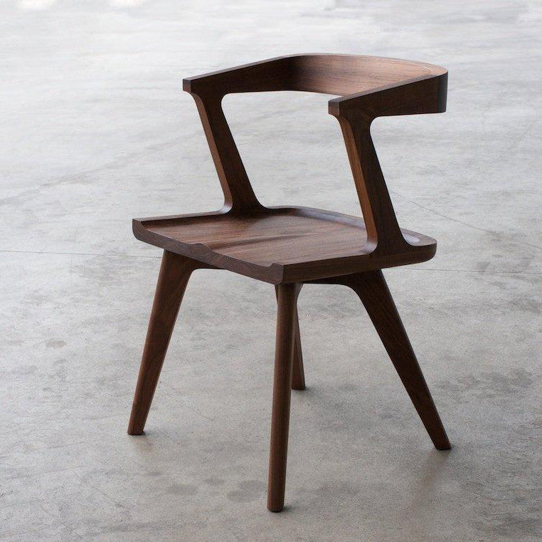 Superbul scaun Colombo produs de De La Espada și semnat de Matthew Hilton