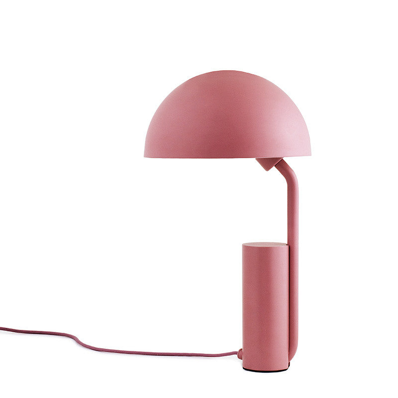 Lampa de masă Cap de la Normann Copenhagen disponibilă pe patru culori pastelate