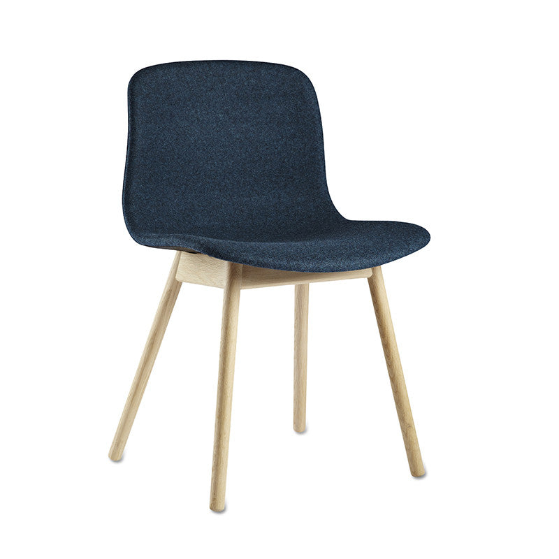About a chair 13, un scaun tapițat produs de HAY