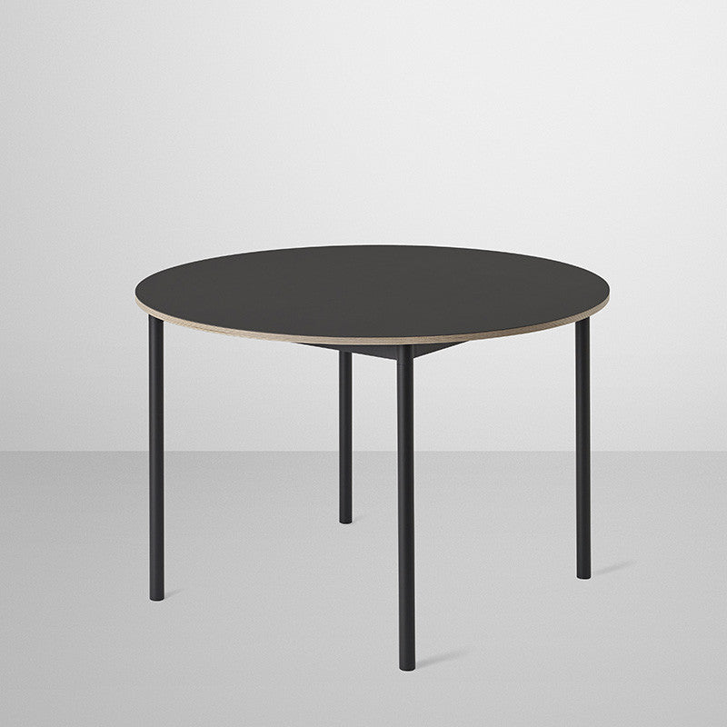 Base este o masă cu diametrul de 110 cm, produsă de Muut0